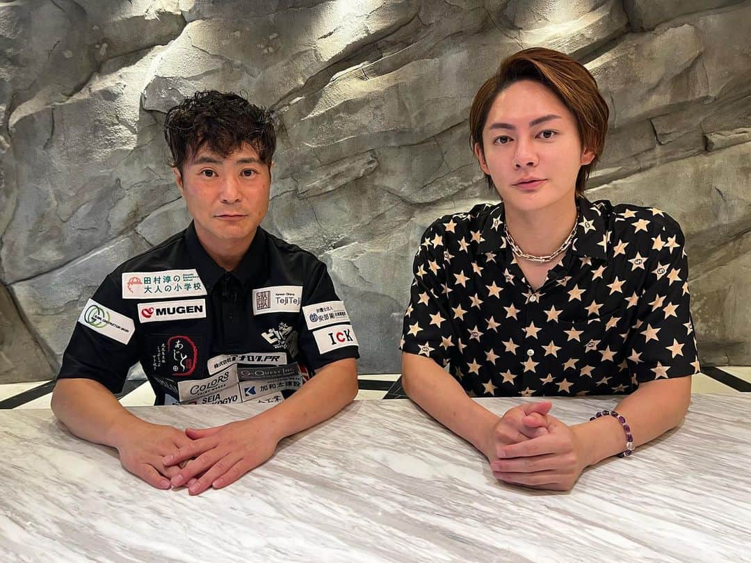 入江慎也のインスタグラム：「青汁王子こと三崎優太さんのYouTubeチャンネルで対談させていただきました。 三崎さんとは吉本時代からのお付き合いで色々とご一緒にお仕事やらせていただきました。  青汁王子になる前から見させていただいておりました。 多くのメディアに出られて有名になられていく所を近くで見てきました。  三崎さんと僕は2019年の同じ時期に色々お互いありました。  色々お話しさせていただきました。 ぜひよろしくお願い致します。  #三崎優太  社長 #青汁王子 #三崎優太YouTubeチャンネル #対談 #あれから4年  #社長 #経営者」