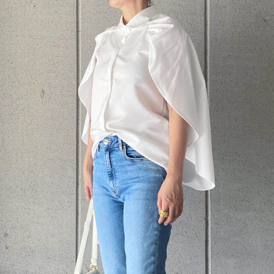 lady.junjunさんのインスタグラム写真 - (lady.junjunInstagram)「. ケープのデザインが可愛い ペタロブラウスが届きました🤍 ブラックも欲しくなるね🖤 @dolce._official  @yuukii.i   紫外線カット率90% 速乾性、接触冷感生地  暑い日でも、ちょっときちんとしたい日に着られる ブラウスを探していたからこちらはピッタリ👏  . . #ペタロブラウス #dolce #ケープブラウス #アラカンコーデ  #アラカン #デニムコーデ」7月14日 11時52分 - lady.junjun