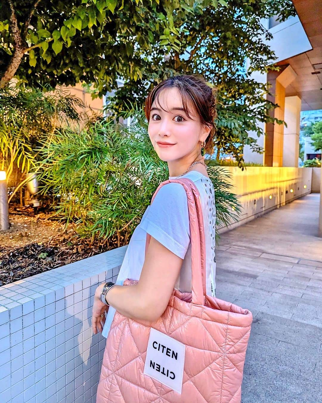 石井里奈さんのインスタグラム写真 - (石井里奈Instagram)「夏の日のコーデ🍉✨❤️ カジュアルなコーデもすき😆✨ . tops... @sacaiofficial  pants... @nepenthes_tokyo  bag... @citen_official  . ピンクとカーキの組み合わせがかわいい😆✨💕 今回はまつげパーマとフットネイル同時施術❣️ @sawa_rgrace 、 @maki_rgrace ありがとう❤️✨ . #sacai #サカイ #nepenthes #citen #夏コーデ #夏服コーデ #コーディネート #カジュアルコーデ #コーデ #フットネイル #まつげパーマ」7月14日 11時52分 - ri7tin1025