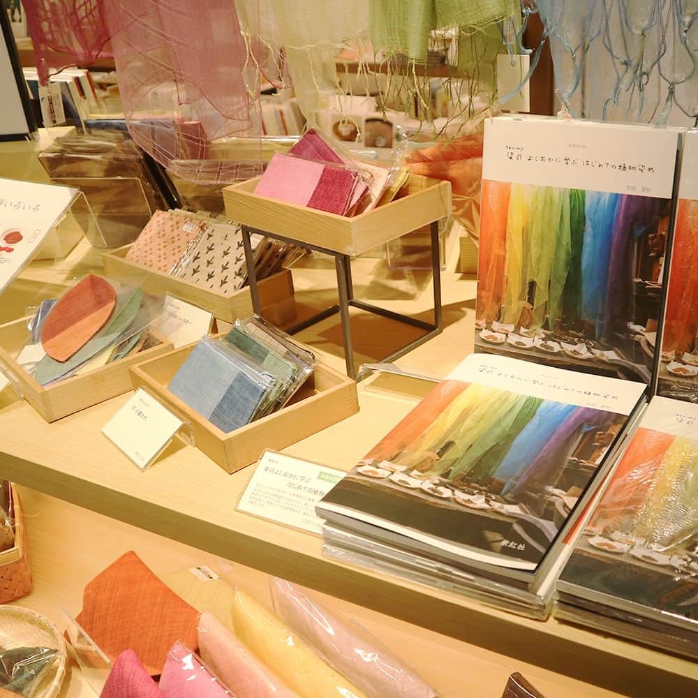 銀座 蔦屋書店さんのインスタグラム写真 - (銀座 蔦屋書店Instagram)「【フェア】染司よしおか　美しい日本の色  京都で江戸時代から200年も続く染色工房「染司よしおか」。絹や麻など天然の素材に、自然から取れる染料を使い、伝統的な染色技法により美しい日本の色を今に伝えます。  五代目の吉岡幸雄さんは染色史の研究家としても知られ、多くの書籍を書かれました。現在はお嬢様である六代目当主吉岡更紗さんが工房を引き継がれています。  多彩な「色」をきれいに美しく出すためには、大変な手間と時間がかかるそうです。また染めに使われる植物染料は貴重なものも多くあるそうです。ぜひ手に取って、その美しい日本の色の世界を感じ取って頂きたいです。  会期：2023年7月8日(土) - 2023年8月31日(木)※終了日は変更になる場合があります。 場所：BOOK売場(日本文化)  ▶詳細はこちら https://store.tsite.jp/ginza/event/humanities/34701-1048270706.html  somenotsukasa_yoshioka @ginza_tsutayabooks_jpculture #染司よしおか #染色 #テキスタイル #染織 #textile #textilefabric #gsix #ginzasix #銀座 #蔦屋書店 #ginza #銀座蔦屋書店 #ginzatsutayabooks #tsutayabooks」7月14日 11時54分 - ginza_tsutayabooks