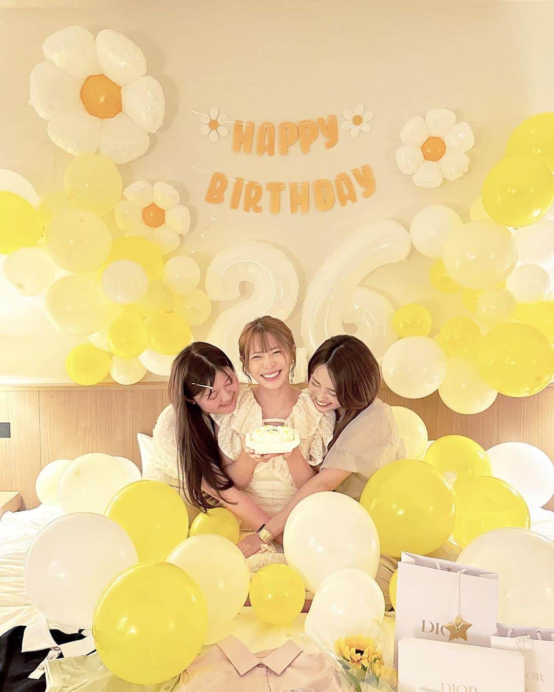 カトリナさんのインスタグラム写真 - (カトリナInstagram)「⁡ ⁡ 🌻𝖧𝖺𝗉𝗉𝗒 𝖡𝗂𝗋𝗍𝗁𝖽𝖺𝗒🌻 ⁡ ⁡ ⁡ 7/10はみぃの誕生日で、 今年は旅行でお祝いしました🎂 ⁡ ⁡ ⁡ テーマはみぃの好きな''Yellow'' 💛 ⁡ ⁡ ⁡ 3本のひまわり🌻の意味は ''愛の告白・あなたを愛しています''なんだって🥰 ⁡ ⁡ 26歳おめでとう🎉 素敵な年にしようね‼︎ ⁡ ⁡ ⁡ #happybirthday #バースデーフォト #誕生日サプライズ #誕生日プレゼント #誕生日飾り付け #誕生日パーティー #バースデーガール #ひまわり #イエローコーデ」7月14日 12時06分 - suzu_nanase715