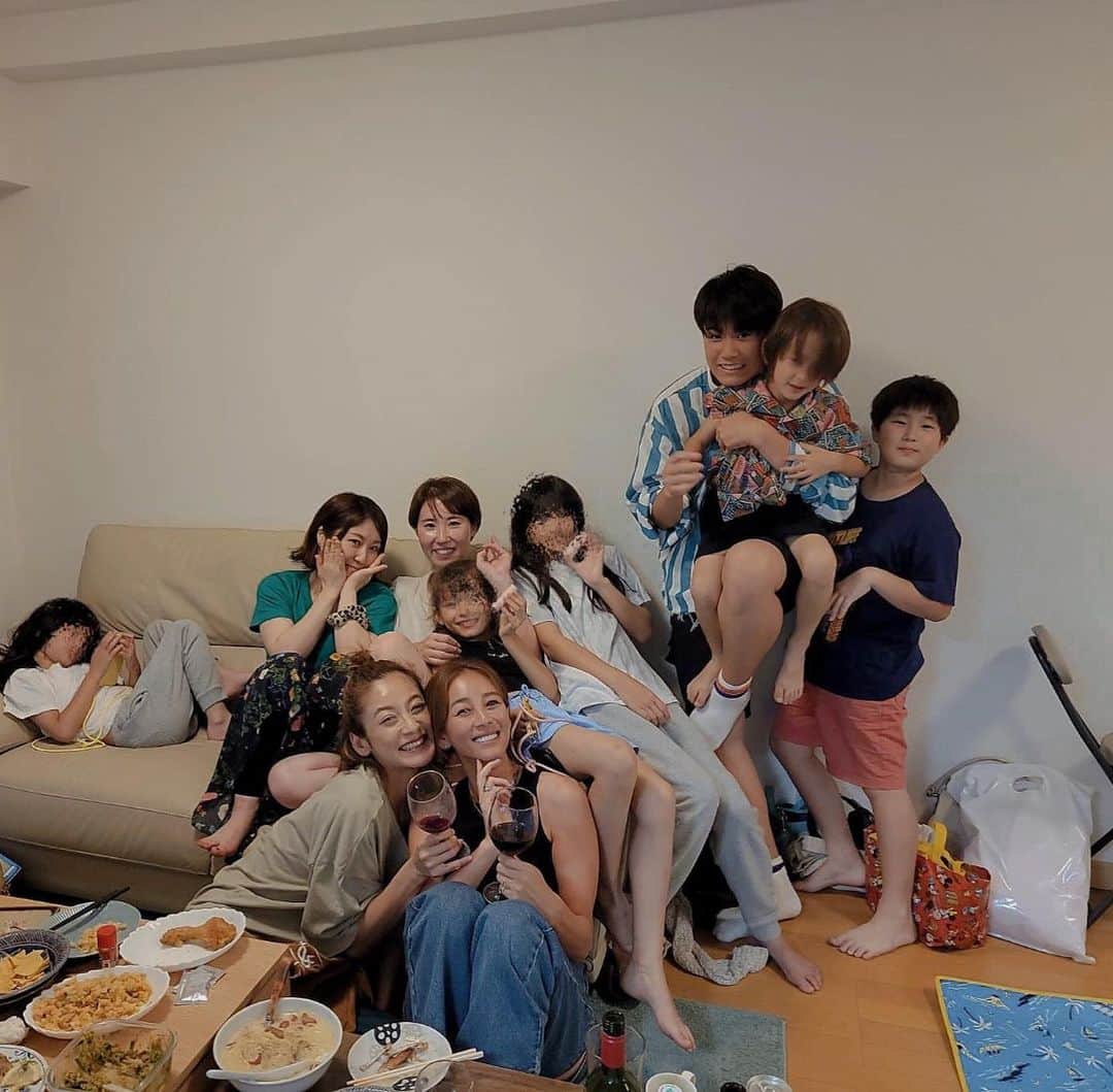 大桑マイミのインスタグラム：「先日の宴😊✨  美味しい料理を持ち寄って 笑いすぎてお腹いっぱい。 3人に、マッサージ💆‍♀️もしてもらって 体がよじれたよー🙈 こんな夜があるから また今日も楽しく頑張れる💓  @mioryuryu  @maki.nshiyama50  bubu🌈✨  ありのまま 久しぶりでも変わらない。 最近どおしてた？  笑顔☺️で全て納得。」