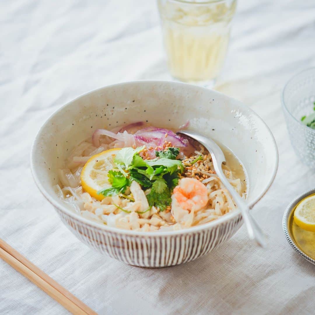 のインスタグラム：「これ一つで、手軽な料理もサマになる 初めての和食器にもおすすめの「どんぶり」 . - - - - - - - - - - - -  忙しい時に登場が増える 丼ものや麺類などのごはん。 そんなお手軽ごはんもサマになる 波佐見焼のどんぶりのご紹介です。  こんもりと盛り付ければ二人前も入りそうな、 800mlのたっぷり容量。  手のひらにしっくり馴染むサイズ感で、 この大容量が意外に思えるほど 使いやすいんです。  大きな食材やたくさんの具材も 溢れることなく盛り付けることができます。  どんぶりの外側に施されているのは、 日本古来の「十草（とくさ）」という柄。   温かみがありながら、 この焦茶色の絵柄が食卓を ぐっと引き締める絶妙のバランス。  洗練されたモダンな色柄なので 洋食器とも馴染みやすく、 いつもの食卓に取り入れやすい和食器です。  器の内側はやわらかな白色で、 涼やかな印象にも、あたたかな雰囲気にも マッチします。  ちゃんぽんやビビンバにもぴったりですし、 フォーなどのエスニック料理にも相性抜群。 あらゆる料理をおおらかに受け止めます。  同シリーズのお茶碗も同時に入荷中ですので この機会にぜひご覧くださいね。 . ーーー 掲載のアイテムはこちら▼ ーーー . ☑︎ BARBAR / バーバー / 波佐見焼のどんぶり - - - - - - - - - - - - - - - - - -   ▶︎ お買いものはプロフィールのリンクから ご覧くださいね。→@hokuoh_kurashi . #どんぶり#丼#BARBAR#波佐見焼#和食器#食器#食器好き#食器集め#朝ごはん#ランチ#夜ごはん#ディナー#麺#料理#シンプル#シンプルライフ#シンプルデザイン#暮らしを楽しむ#日々の暮らし#北欧#暮らし#北欧暮らしの道具店」