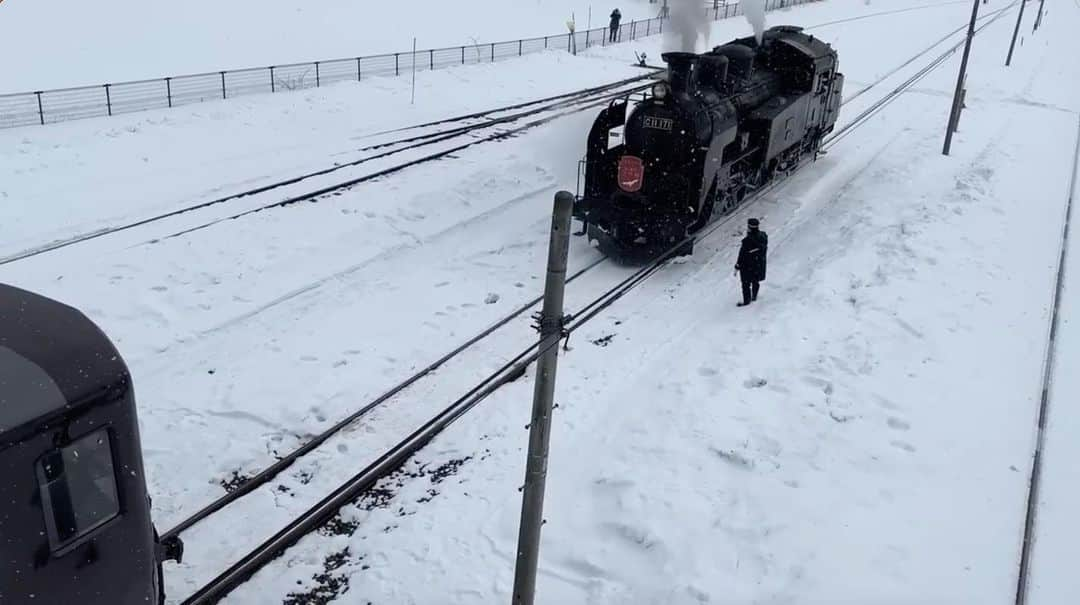 高山沙織さんのインスタグラム写真 - (高山沙織Instagram)「【最長片道切符の旅 振り返り♯3】  こんにちはアンドロイドのお姉さんです。 最長片道切符3日目、本日もでっかい北海道を鉄道で移動していきます。 今回のルートは道東を南北に結ぶ釧網線。   釧網本線の主要駅の一つで、廃線となってしまった標津線の起点駅 標津（しべちゃ）駅から現在、北海道唯一のSLである「SL冬の湿原号」に乗車していきます。  その名の通り冬の時期にしか走らないSL（蒸気機関車）で、観光客にもとにかく人気。チケットも争奪戦なのですが、前日に奇跡的に１席だけチケットが取れました。 だって雪の中を黒い煙を吐き出しながら進むSL絶対かっこいいですもんね。  ただ、標茶駅には転車台がないので機関車を後ろ向きに接続しバッグの状態で釧路方面に向かっていくのです。バックしながらSLが走るというのも個人的には面白くて好きなのですが、やはり見栄えがあれになってしまうのでかっこ よくSLを撮影したいなら釧路駅から標茶駅に向かう往路の時に撮影するのが良さそうですね。  客車は2023年にフルリニューアルが完了したということでピカピカ！ ちなみにこの日は本当に満席だったので ボックス席も相席になります  3.4号車はSLらしいだるまストーブが 搭載された”ストーブカー ” ここでスルメとかを炙って食べることもできます。   2号車が”カフェカー”いわゆる売店ですね。 お酒やおつまみが売ってます。  車内にはもちろんトイレもあります。事前情報では和式と聞いていたんですが、トイレもリニューアルされたみたいで綺麗。  出発時刻の 14時になったので列車は出発します。  駅では標茶町のゆるキャラもお見送りしてくれます。 寒い中でも町全体がSLで盛り上がってるようなそんな活気があってよかったです。   SL冬の湿原号で使用されているのはC11型の蒸気機関車。 最高時速85キロで走ることも可能なようですが、今回はバック運転をしているため最高時速は45キロに制限されます。 列車は標茶ー釧路間 48.1kmをゆっくり1時間42分かけて運転していきます。  車窓を眺めていると早速シカと遭遇しました 近くにいたおじさんが北海道の鹿の顔が一番可愛いと言ってましたが本当でしょうか？  そして列車は茅沼駅に到着。 ここは日本で唯一 丹頂鶴がやってくる駅として有名です。現在は無人駅の茅沼駅ですが国鉄時代 茅沼駅に駅員がいた頃、当時の駅長が丹頂に餌付けをしそれが代々駅員に引き継がれ、冬の時期は丹頂が来るようになったのです。 それにしてもタンチョウめっちゃいます 。  そうして列車は茅沼駅を出発しました。 ここでは 丹頂たちを驚かせないように出発の汽笛はなしです。  そして列車は日本最大の湿原である釧路湿原に入っていきます。 その大きさは約2万8千ヘクタール。東京23区がすっぽり収まってしまうほどの面積を有しています。  現在 釧路湿原がある場所はかつて海だったのだそう。 そこに泥や砂がたまって、約3000年前に現在のような湿原が出現したらしいです 。 通過した釧路川にはカヌーを楽しむ人たちの姿が。  きっとSLが通るから待ち伏せして待ってたみたい。  寒そうだけど楽しそうです。  そういえば、カフェカー買っておいたスルメをだるまストーブで焼こうと思ったのですが、ストーブでのスルメの正しい焼き方が分からず困っていたらおじさんが教えてくれました。焼いている時には目を離したらいけないらしいです。すぐ焦げちゃうらしい。  そんなレクチャー受けたもんだからストーブ周りにいたお客さんみんな私のスルメの焼き具合を気にかけてくれていました（笑） そして 一人だと量が多いのでストーブ周りの人に少し振る舞いました。  炙ったスルメは美味しいし、この人とのふれあいも含めて最高でした。  そんなことをしているといつのまにかもう釧路の街です   最後に釧路川を渡って釧路駅に到着するのですが、その川岸にめちゃめちゃ撮り鉄がいました。 寒い中SLを取るために待機してたんでしょうね。お疲れ様です。  そして1時間42分の旅が終わり 釧路駅に到着 いやーあっという間でしたね  JR北海道の経営難によりたびたび廃止が検討されてきましたが、人々に愛されている SL長く続いて欲しいなぁと思いますね。 というわけで最長片道切符の旅は釧路駅までやってきました。 さすが道東最大の駅釧路駅。駅舎が立派です。   と言うわけで、次回は夕日が綺麗な釧路の街に繰り出してみようと思います。」7月14日 12時00分 - saotvos