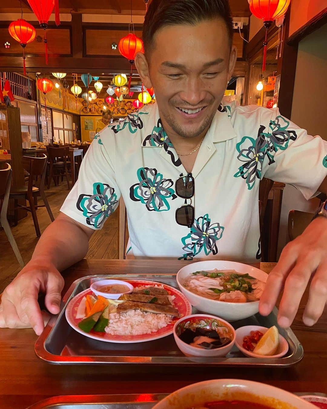 ストラッサー起一のインスタグラム：「妻とベトナムランチ🇻🇳」