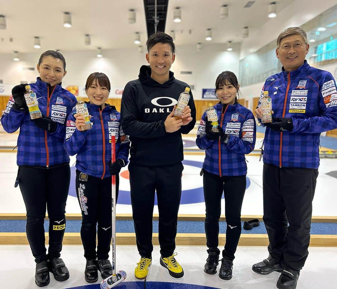 杉谷拳士さんのインスタグラム写真 - (杉谷拳士Instagram)「. 【カーリング🥌】  先日、道東にある常呂町スポーツセンターにお伺いし、ロコ・ソラーレのみなさまにカーリングを教わってきました🥌‼️ 体験後には、カーリングや地域への想いをお伺いさせていただきました🙇‍♂️  【杉谷メモ🥌】 ・チーム名は「ローカル」と、常呂町の子たち表す「常呂っ子」、そしてイタリア語で太陽という意味である「ソラーレ」にちなんでいる。 ・テレビで見るよりも広く、距離が遠く感じました。 ・氷上に立つだけでも、ハウスに入れるだけでもすごいこと。 ・スイープによって少しだけ凸凹がある氷を溶かして、ストーンの細かな曲がりを調整している。 ・対戦相手や試合展開を想定しながら、先を見通す力がとても大切。 ・失敗を失敗で終わらせず、チームで会話をして失敗を次に繋げる情報に変換している。 ・体力的にも、コミュニケーション的にも、モグモグタイムはとても重要🍓‼️ ・カーリングなまら楽しい笑  試合展開や氷上のコンディションなど、様々な情報をもとに『チームで戦うスポーツ』であることを実感しました✏️‼️ これからもファンのみなさんと一緒になって、カーリングそしてロコ・ソラーレを全力応援させていただきます🔥  今回の訪問は、ポッカサッポロさんのサポートによって実現しました☺️ロコ・ソラーレ選手、コーチはじめ関係者のみなさま、ポッカサッポロさん、ありがとうございました‼️  #ロコソラーレ #カーリング #なまら楽しい #モグモグタイム #コーン茶 #好き #北海道 #前進」7月14日 12時04分 - kenshi.02