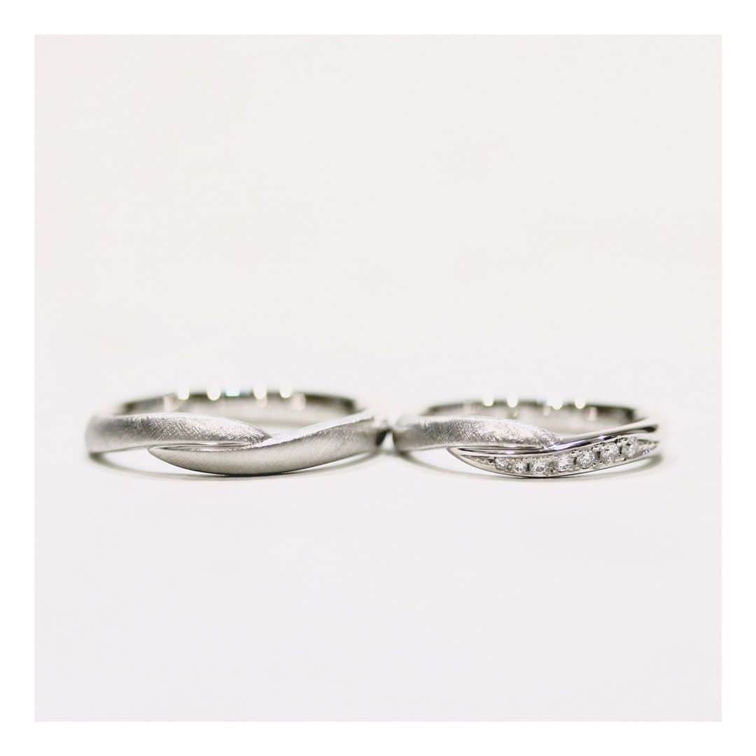 ith / イズ オーダメイド結婚指輪さんのインスタグラム写真 - (ith / イズ オーダメイド結婚指輪Instagram)「手を重ねたようなデザインに、 朧月を思わせる柔らかな輝きの メーゼ加工を施してお仕立てしました。  女性の指輪には幅いっぱいに ダイヤモンドをお留めすることで、 より華やかな印象になりましたね。  指に触れる穏やかな丸みが、 いつでもお二人の心を 優しくしてくれますように。  ▽ 指輪について 結婚指輪(男性)：モデラート Pt950：要お見積もり  結婚指輪(女性)：モデラート P950：要お見積もり  お問い合わせコード：22378  *********************************** ⧉ ith 公式WEB  @ith_marriage アカウントTOPへ 　 ☞ プロフィールURLをタップ  ⧉ 公式ハッシュタグ   ☞ #イズマリッジ   ⧉ 暮らしに寄り添うジュエリー  ith online store ☞  @ith_jewelry   ***********************************  #結婚指輪 #マリッジリング  #プラチナ #セミマット #セミオーダー #カスタマイズ #オーダーメイド #オーダーメイドリング #手仕事 #結婚指輪オーダー #アトリエ #ゴールドリング  #ダイヤモンド #結婚指輪探し #結婚指輪選び #指輪選び #指輪探し #結婚準備 #婚約 #プロポーズ #プレ花嫁  #花嫁準備 #2023秋婚 #2023冬婚  #2024春婚 #2024夏婚 #職人」7月14日 12時05分 - ith_marriage