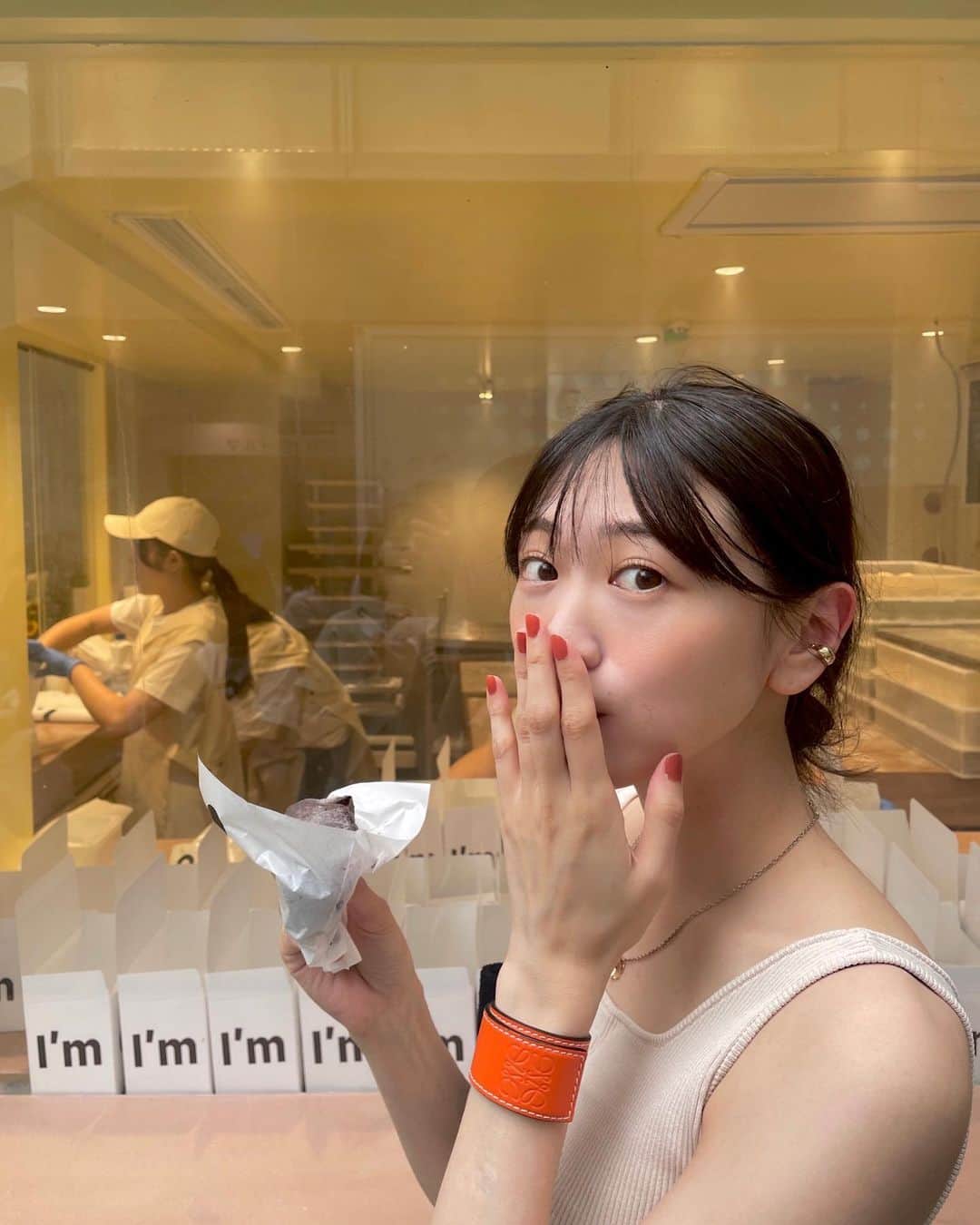 由架子 川野のインスタグラム：「明日からオープンの @i.m.donut HARAJUKU  いつも行列だから新しくスタンドが出来て嬉しい🍩 やっぱり今日もめちゃくちゃ美味しかったです。。 　  📸by @yukie_t__   #2枚目の顔どしたんよ #アイムドーナツ#imdonut」