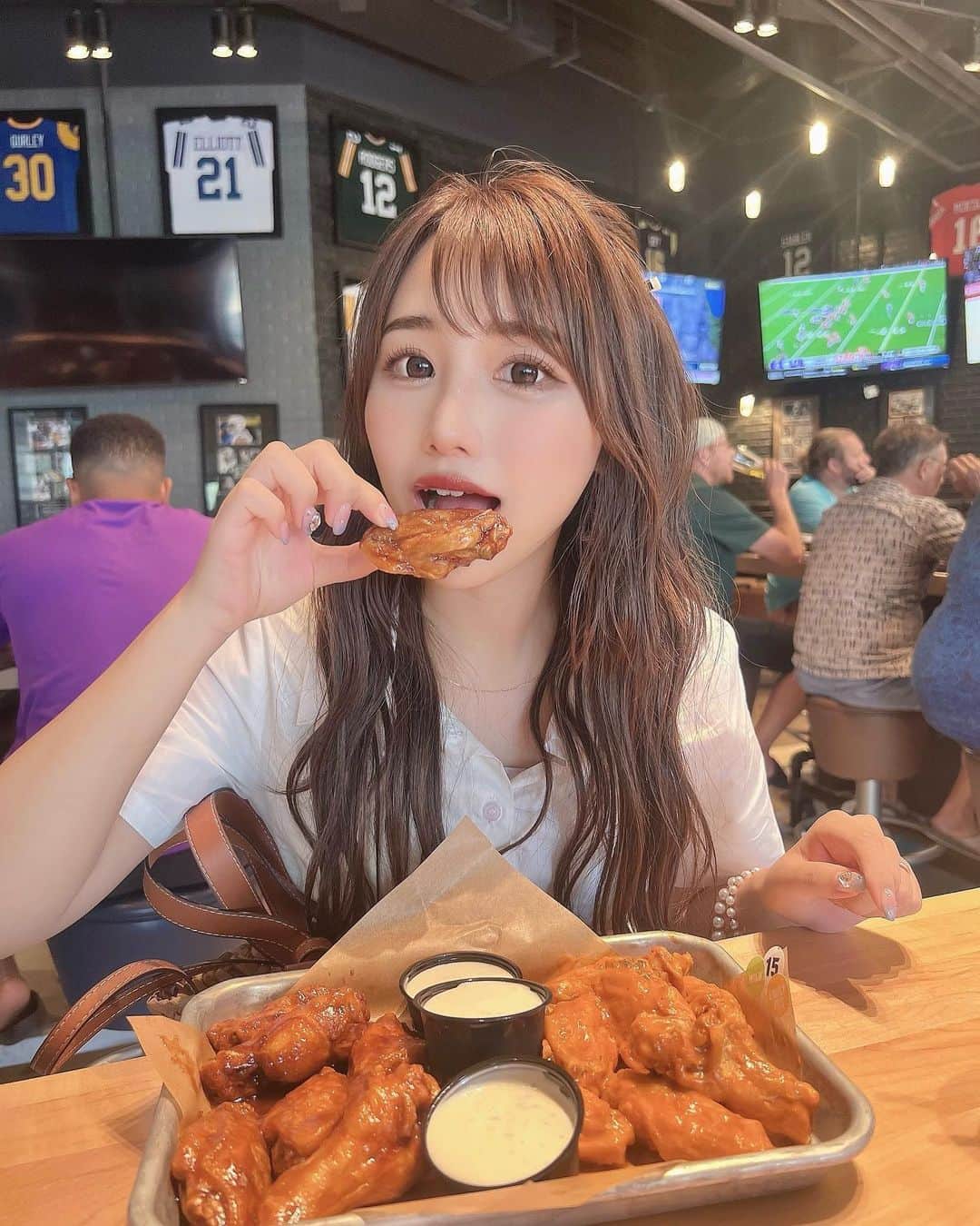 加藤里奈のインスタグラム：「⋆  アラモアナでチキンウィングス食べたよん🍗  ちょっとピリ辛だった🥹  #海外旅行 #海外 #海外コーデ #旅行 #旅行コーデ #旅行好きな人と繋がりたい #旅行記 #ハワイ #ハワイ旅行 #ハワイグルメ #ハワイ生活 #ハワイアンカフェ #Hawaii #hawaiistagram #hawaiisbestphotos #hawaiilife」