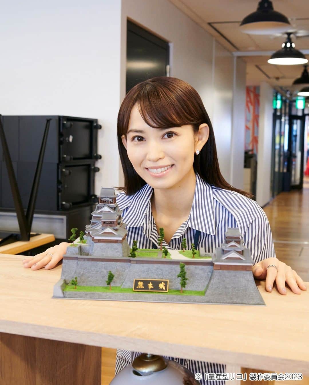 量産型リコ-プラモ女子の人生組み立て記-のインスタグラム：「. 笑顔の熊本さんと #熊本城🏯🌟  「#量産型リコ」第3話は #TVer で配信中👇   第1話から見たい方は #Lemino で！  #市川由衣 #城プラモ #城プラ」