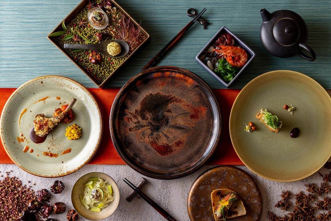 ヒルトン名古屋さんのインスタグラム写真 - (ヒルトン名古屋Instagram)「中国料理「王朝」 8/4(金)17:30～リニューアルオープン  漢詩の「更上一層楼(さらにろうのいっそうをのぼる)」がコンセプト。 これまでに満足することなく、おいしさへの更なる探求心をもって、新たな中国料理がもたらす食体験と感動をお客様へご提供することを目指し、これからの「王朝」を築き上げていくという想いを込めています。 新生「王朝」でしか味わえないオリジナルの中国料理、モダンチャイニーズをお楽しみください。  8/4(金)以降のご予約を承っております。 お得な早割もございます。(適用条件があります)  詳しくは @hiltonnagoya よりご覧ください。  #ヒルトン名古屋 #中国料理王朝 #中国料理 #王朝 #リニューアル #リニューアルオープン #更上一層楼 #さらにいっそうのろうをのぼる #モダンチャイニーズ #ホテルランチ #ホテルディナー #ホテルビュッフェ #ランチビュフェ #hiltonnagoya」7月14日 12時16分 - hiltonnagoya