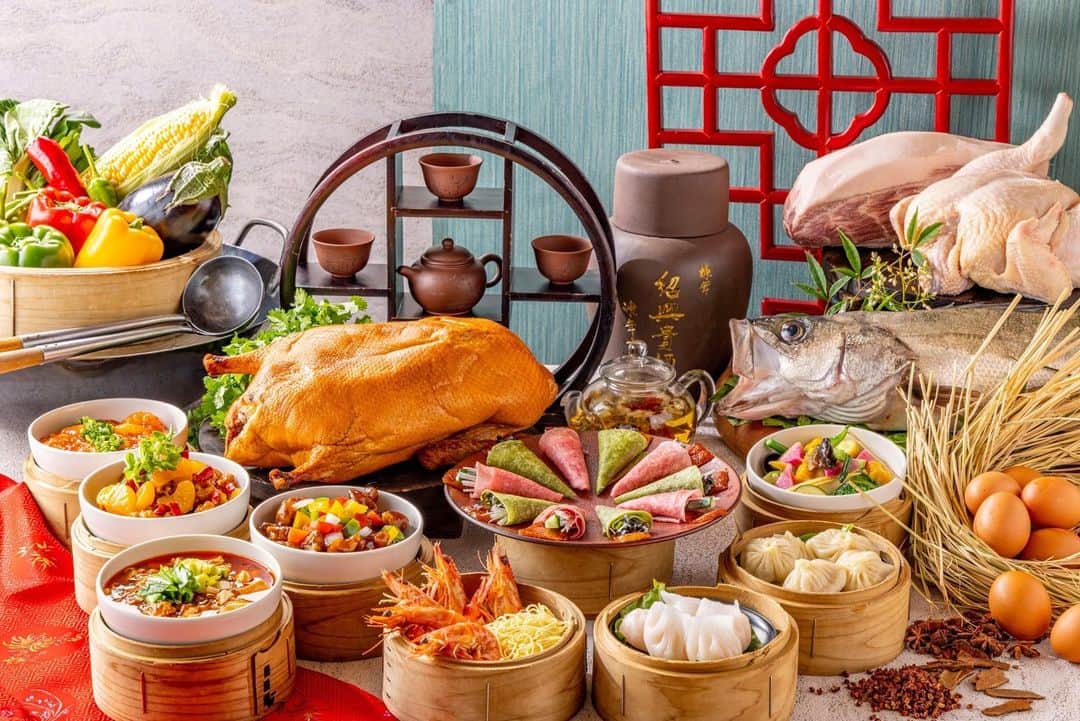 ヒルトン名古屋さんのインスタグラム写真 - (ヒルトン名古屋Instagram)「中国料理「王朝」 8/4(金)17:30～リニューアルオープン  漢詩の「更上一層楼(さらにろうのいっそうをのぼる)」がコンセプト。 これまでに満足することなく、おいしさへの更なる探求心をもって、新たな中国料理がもたらす食体験と感動をお客様へご提供することを目指し、これからの「王朝」を築き上げていくという想いを込めています。 新生「王朝」でしか味わえないオリジナルの中国料理、モダンチャイニーズをお楽しみください。  8/4(金)以降のご予約を承っております。 お得な早割もございます。(適用条件があります)  詳しくは @hiltonnagoya よりご覧ください。  #ヒルトン名古屋 #中国料理王朝 #中国料理 #王朝 #リニューアル #リニューアルオープン #更上一層楼 #さらにいっそうのろうをのぼる #モダンチャイニーズ #ホテルランチ #ホテルディナー #ホテルビュッフェ #ランチビュフェ #hiltonnagoya」7月14日 12時16分 - hiltonnagoya