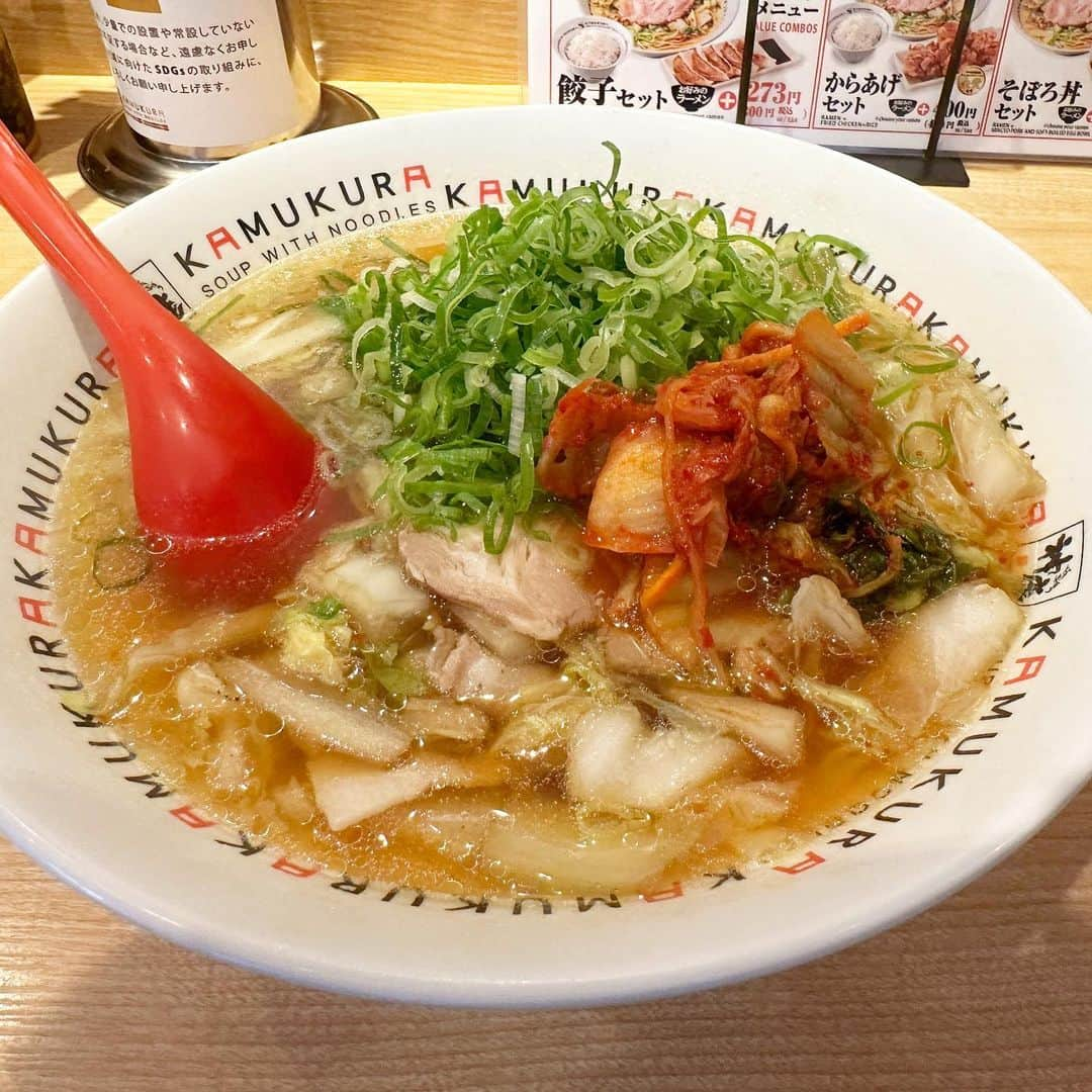 まえちゃんねるさんのインスタグラム写真 - (まえちゃんねるInstagram)「今日のランチは、ネギキムチラーメン。1ヶ月ぶりの神座。昨日に引き続き涼しめなのでドームまで歩いてきた。もうこのまま秋に突入してもらって一向に構いません😅  #ランチ #今日のランチ #ネギキムチラーメン #ラーメン #かむくら #神座」7月14日 12時13分 - n_skywalker