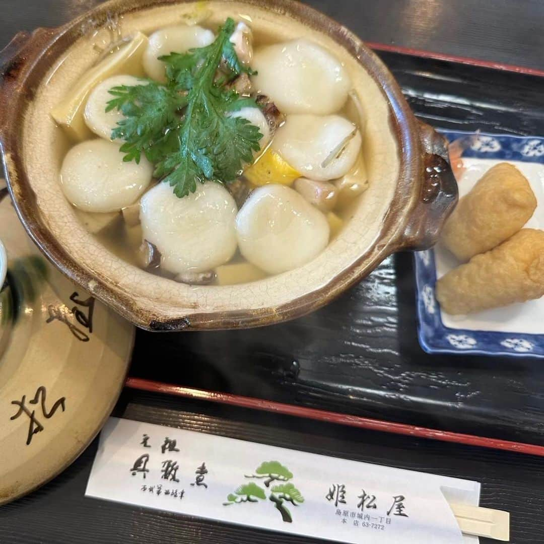 宇田恵菜さんのインスタグラム写真 - (宇田恵菜Instagram)「Nagasaki food 美味しいもの大好き！ 口コミ、地の人のタレコミ、紹介、全部駆使して直感で決める私のご飯屋さんの旅 長崎のご飯編　  ① ②  #姫松屋  島原のご当地ご飯といえば、具雑煮！本当にお出汁が、最高に美味しくて深くて、また食べたい！と心から思えます！  ③  #breadaespresso  長崎一人気のパン屋さん 週4 6：30オープンで昼には完売。 人気のアールグレイとホワイトチョコマカダミアをいただきましたが、食べたことないふわっとキメの細かい食感がありながらのカリッとサク。そして小麦の風味残しながら邪魔しないフレーバー。これは売れる。東京でも食べたことない。  ④⑤  #寿し政 番外編の佐賀県鹿島市 地元で大人気のお寿司屋さん。並びます。 1番人気がなんと、肉うどん。 さっぱりめのお出汁  ⑥ #かにや 長崎市民の飲みの〆といえば、おにぎり！並びます! 塩サバはかなり美味しいですが、一口サイズのためコスパはあまりよくないかも  ⑦⑧ @nai____roastery  珈琲豆専門店 倉庫をオシャレに利用していて、そこで焙煎もしている。 珈琲をこよなく愛しているマスターさんにお話を伺いながら、購入したらいれていただける珈琲が飲める  ⑨ #祐徳稲荷神社  の参道にあるいなり寿司屋さん。 一口サイズで美味しくお茶もいただけた  ⑩ #蘇州林 ランチ時間も終わっていたのでオールで営業しているこちらへ。 人気店ですが、まずお皿がかけていて、かつ接客も残念。味も残念。 長崎着いた一食目でしたが、その後挽回したので、すっかり忘れていた。笑 ------------------------------- #casting  #actress #shortfilm #キャスティング  #役者  #filmingcrew #filming #撮影中 #撮影クルー #leadactress #女優 #actresslife #スチール撮影 #黒髪 #blackhair 　#愛媛出身 #不動産女子 #japaneseactress  #長崎グルメ　#長崎旅行」7月14日 12時14分 - ena2727