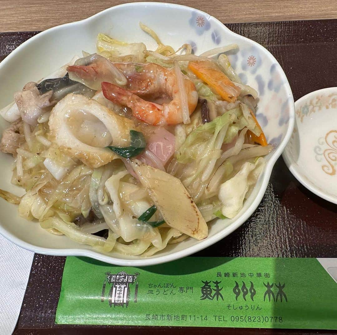 宇田恵菜さんのインスタグラム写真 - (宇田恵菜Instagram)「Nagasaki food 美味しいもの大好き！ 口コミ、地の人のタレコミ、紹介、全部駆使して直感で決める私のご飯屋さんの旅 長崎のご飯編　  ① ②  #姫松屋  島原のご当地ご飯といえば、具雑煮！本当にお出汁が、最高に美味しくて深くて、また食べたい！と心から思えます！  ③  #breadaespresso  長崎一人気のパン屋さん 週4 6：30オープンで昼には完売。 人気のアールグレイとホワイトチョコマカダミアをいただきましたが、食べたことないふわっとキメの細かい食感がありながらのカリッとサク。そして小麦の風味残しながら邪魔しないフレーバー。これは売れる。東京でも食べたことない。  ④⑤  #寿し政 番外編の佐賀県鹿島市 地元で大人気のお寿司屋さん。並びます。 1番人気がなんと、肉うどん。 さっぱりめのお出汁  ⑥ #かにや 長崎市民の飲みの〆といえば、おにぎり！並びます! 塩サバはかなり美味しいですが、一口サイズのためコスパはあまりよくないかも  ⑦⑧ @nai____roastery  珈琲豆専門店 倉庫をオシャレに利用していて、そこで焙煎もしている。 珈琲をこよなく愛しているマスターさんにお話を伺いながら、購入したらいれていただける珈琲が飲める  ⑨ #祐徳稲荷神社  の参道にあるいなり寿司屋さん。 一口サイズで美味しくお茶もいただけた  ⑩ #蘇州林 ランチ時間も終わっていたのでオールで営業しているこちらへ。 人気店ですが、まずお皿がかけていて、かつ接客も残念。味も残念。 長崎着いた一食目でしたが、その後挽回したので、すっかり忘れていた。笑 ------------------------------- #casting  #actress #shortfilm #キャスティング  #役者  #filmingcrew #filming #撮影中 #撮影クルー #leadactress #女優 #actresslife #スチール撮影 #黒髪 #blackhair 　#愛媛出身 #不動産女子 #japaneseactress  #長崎グルメ　#長崎旅行」7月14日 12時14分 - ena2727