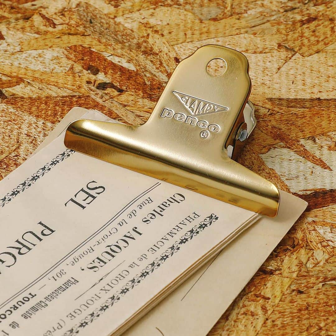 のインスタグラム：「レトロな雰囲気のスチール製クリップ、〈penco（ペンコ）〉「クランピークリップ」。  オフィスで書類をまとめたり、開封したお菓子の保存、お気に入りのポストカードを挟んで壁に飾ったり。強力なグリップ力で様々なシーンに使えます。  定番のゴールド・シルバーのほか、カラータイプはネイビー・レッド・アイボリーの3色をご用意。 それぞれS/Mの2サイズ展開です。  @penco_jpn @hightide_japan  #hightide #penco #clampyclip  #clip #clips #stationery #ハイタイド #ペンコ #クランピークリップ #クリップ #文房具 #文具」