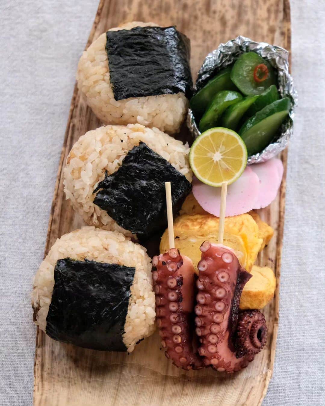 わたをのインスタグラム：「🐙🍙 子供のお弁当用にと購入しておいた 使い捨て竹皮お弁当入れ。 子供からNG出てるのでわた弁で使う👴🏼  鯛メシおにぎりと炙りダコ 蒲鉾とキュウリの浅漬けに 卵焼きと徳島産のすだち🍊  #わた弁 #弁当 #お弁当  #bento #Yummy #delicious  #Japan #Japanesefood  #Japaneselunch #bentobox  #lunchbox #徳島 #鯛めし」