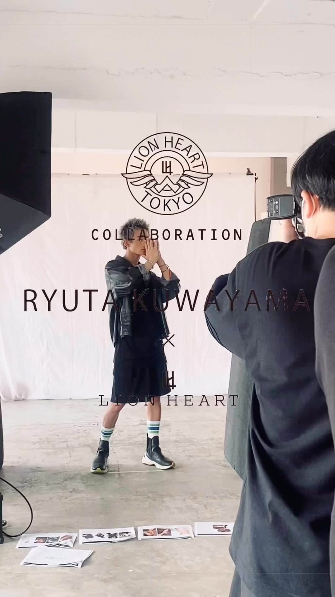 LION HEARTのインスタグラム：「shooting scenery 【撮影風景公開💥】  RYUTA KUWAYAMA 　　　　×  LION HEART  ダンス＆ボーカルグループ『WATWING』の桑山隆太さん(@ryuta_kuwayama )とのコラボアクセサリーは8月1日受注スタートです！  #ライオンハート #シルバーアクセサリー #コラボ #桑山隆太 #watwing #ネックレス #ブレスレット」