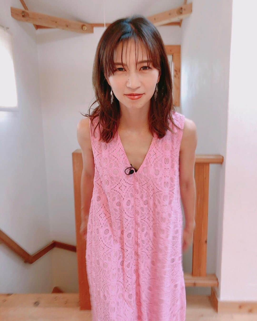 安田美沙子さんのインスタグラム写真 - (安田美沙子Instagram)「昨日は、収録でした🩷 こんなピンクのワンピース🤍  なんだか新鮮、だけど最近ピンク 好き🩷髪も巻いてもらいました。  このあとは、髪振り乱して自転車漕いで🚲  次男が外でおもらしして。。。  カオスでした。笑  まだまだ次男は、ちっちゃくて 何が起こるか分からないから。。  大変だけど笑わせてくれてたのし😆✨  今日もお仕事終わり、怪獣たちを迎えにいくぞー！！  #pink #onepeace @greed_tokyo  #mama #work #だって女の子だもん #さいごへんなかお」7月14日 12時22分 - yasuda_misako