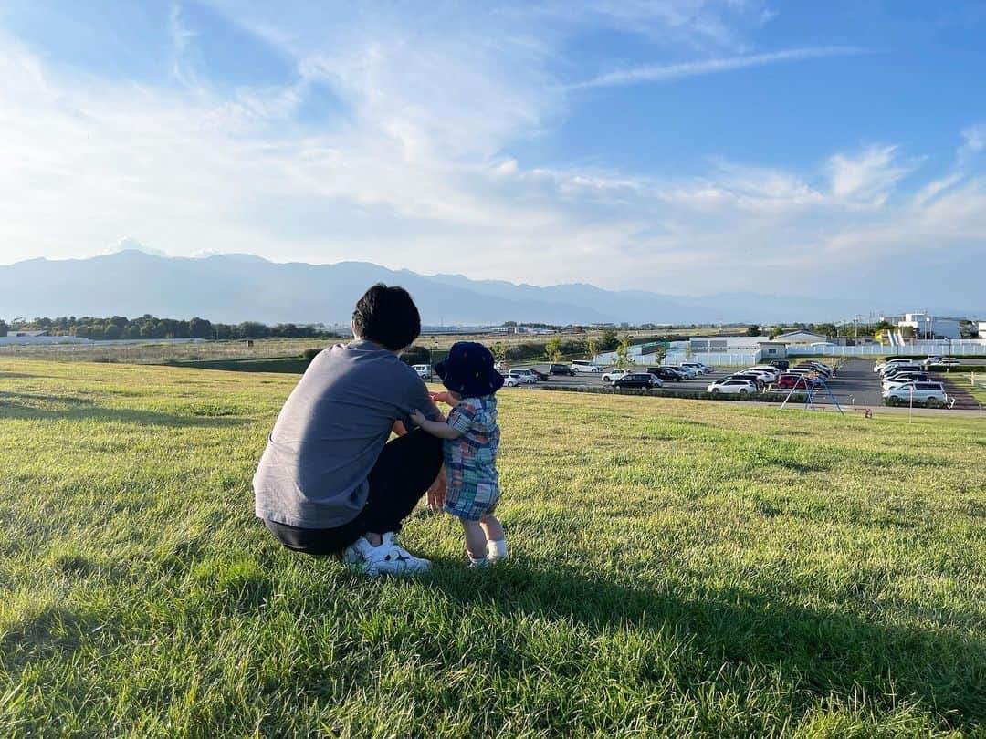 田中響子さんのインスタグラム写真 - (田中響子Instagram)「パパと息子✈️  シャインマスカット狩りの帰りに寄った 空港の隣にある大きな公園。 飛行機も近くて遊具もたくさん！  この頃はまだ歩き始めたばかりで むちむち感が残ってる…👶🏻」7月14日 17時50分 - coco.golf