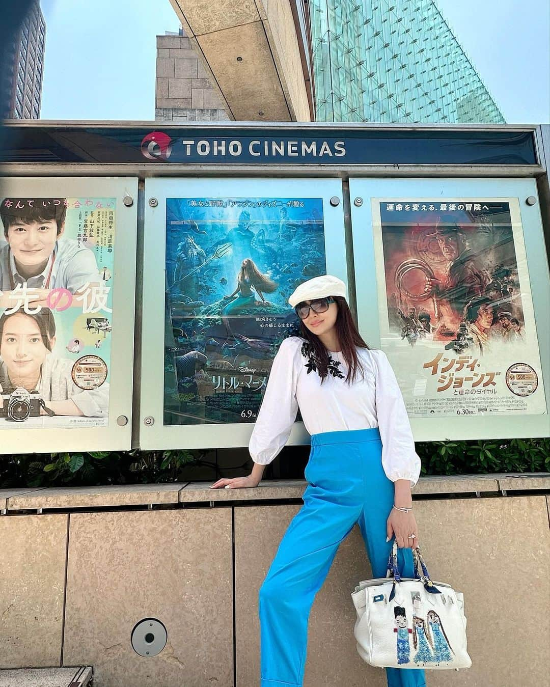 神田うのさんのインスタグラム写真 - (神田うのInstagram)「娘💕が観たがっていた映画リトルマーメイド🧜‍♀️ようやく連れて行けました☺️  最後は涙ボロボロ、隣りを観たら娘も感動してボロボロ泣いていました。  数ヶ月前初めて実写版アリエルの姿を見た時は『えー😭アリエルがアリエルじゃないよー😭』とショックを受けていた彼女でしたが観終わった後は『アリエル💕お歌もめちゃくちゃ上手で凄く可愛いかったー😍✨』と大感動していました☺️  グローバルなキャスティングで、今の時代にピッタリな素晴らしい『映画リトルマーメイド』でした☺️✨  #娘と#映画#リトルマーメイド#アリエル#tohoシネマズ#六本木#神田うの#unokanda」7月14日 17時54分 - unokandaofficial