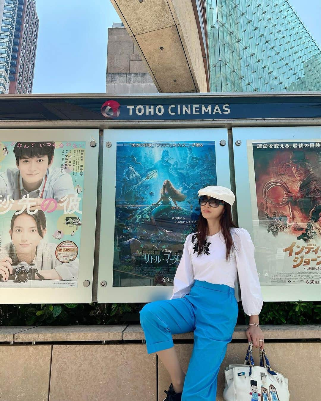 神田うのさんのインスタグラム写真 - (神田うのInstagram)「娘💕が観たがっていた映画リトルマーメイド🧜‍♀️ようやく連れて行けました☺️  最後は涙ボロボロ、隣りを観たら娘も感動してボロボロ泣いていました。  数ヶ月前初めて実写版アリエルの姿を見た時は『えー😭アリエルがアリエルじゃないよー😭』とショックを受けていた彼女でしたが観終わった後は『アリエル💕お歌もめちゃくちゃ上手で凄く可愛いかったー😍✨』と大感動していました☺️  グローバルなキャスティングで、今の時代にピッタリな素晴らしい『映画リトルマーメイド』でした☺️✨  #娘と#映画#リトルマーメイド#アリエル#tohoシネマズ#六本木#神田うの#unokanda」7月14日 17時54分 - unokandaofficial