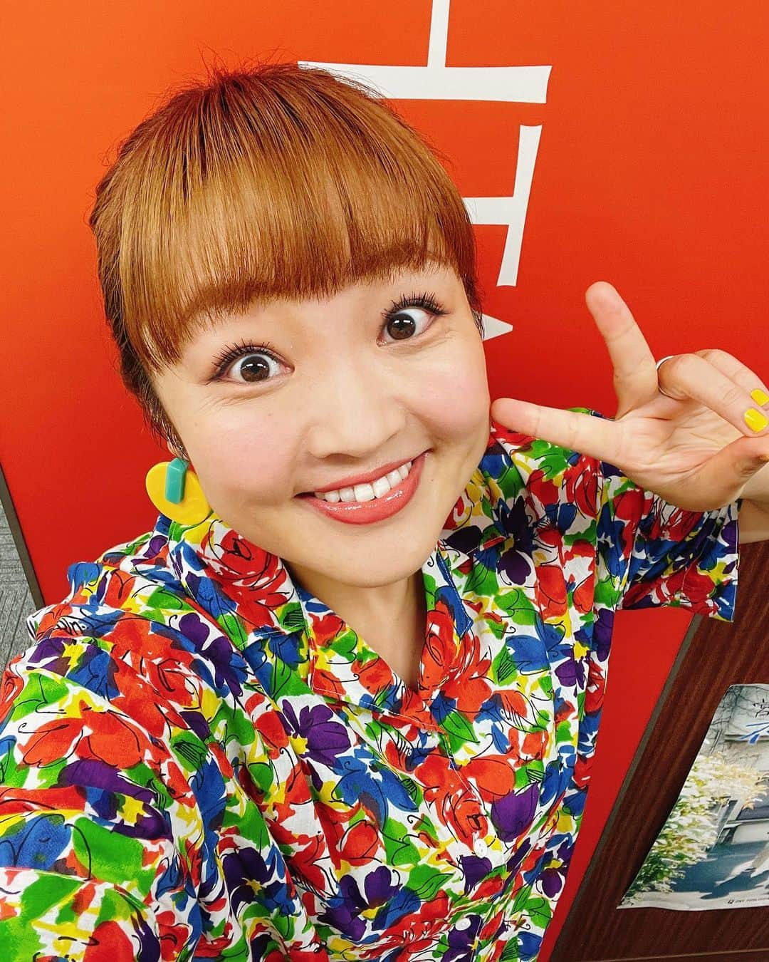 柳原可奈子さんのインスタグラム写真 - (柳原可奈子Instagram)「テレビ東京「家、ついて行ってイイですか? 」 7/16 (日) 21:00 ~ 21:54オンエアのお衣装です🍚🌼💛  💛ワンピース💛 @lilancitta  見つからなかったからチュニックのタグつけたよ❣️ ネイルとイヤリングは黄色に合わせたよ🌻  今回快くご自宅に招いてくださった方々の人生ドラマ 私の人生とも重なるところがたくさんあってね もしかしたらこんな気持ちなんじゃないかな？と想像しながら、心の中でエール送ってました  ゲストでご一緒した小野花梨さん💕 「罠の戦争」を毎週楽しみに観ていたので、お会いできて嬉しかったな❣️☺️  ぜひご覧ください💛🌼  そして今夜22時からは「劇団ひとりのオールナイトニッポンGOLD」23時台のアシスタントをつとめます💛 (ひと月ほど前からパパにお寝かしつけのお願い予約をして、楽しみ楽しみに今日を待っていたのだ❤️❤️❤️👏)  1963年7月20日に設立された株式会社太田プロダクションの設立60周年を記念したニッポン放送と太田プロの特別コラボをお届けします！  生放送なのでOA中にメールを受け付けます！ ohta@allnightnippon.com ハッシュタグは #太田プロANNG です！  祭りじゃ〜❤️聴いてね〜‼️  #家ついて行ってイイですか #ann #太田プロANNG」7月14日 12時25分 - yanagihara_kanako_