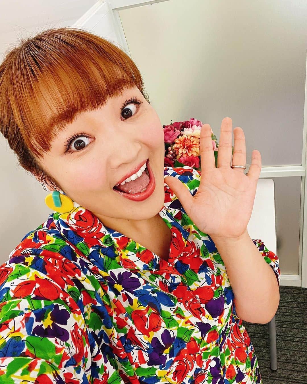 柳原可奈子さんのインスタグラム写真 - (柳原可奈子Instagram)「テレビ東京「家、ついて行ってイイですか? 」 7/16 (日) 21:00 ~ 21:54オンエアのお衣装です🍚🌼💛  💛ワンピース💛 @lilancitta  見つからなかったからチュニックのタグつけたよ❣️ ネイルとイヤリングは黄色に合わせたよ🌻  今回快くご自宅に招いてくださった方々の人生ドラマ 私の人生とも重なるところがたくさんあってね もしかしたらこんな気持ちなんじゃないかな？と想像しながら、心の中でエール送ってました  ゲストでご一緒した小野花梨さん💕 「罠の戦争」を毎週楽しみに観ていたので、お会いできて嬉しかったな❣️☺️  ぜひご覧ください💛🌼  そして今夜22時からは「劇団ひとりのオールナイトニッポンGOLD」23時台のアシスタントをつとめます💛 (ひと月ほど前からパパにお寝かしつけのお願い予約をして、楽しみ楽しみに今日を待っていたのだ❤️❤️❤️👏)  1963年7月20日に設立された株式会社太田プロダクションの設立60周年を記念したニッポン放送と太田プロの特別コラボをお届けします！  生放送なのでOA中にメールを受け付けます！ ohta@allnightnippon.com ハッシュタグは #太田プロANNG です！  祭りじゃ〜❤️聴いてね〜‼️  #家ついて行ってイイですか #ann #太田プロANNG」7月14日 12時25分 - yanagihara_kanako_