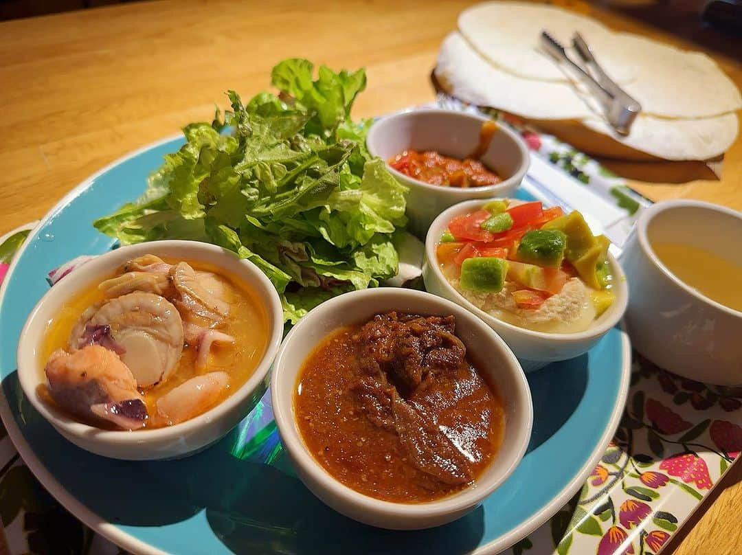 村田綾のインスタグラム：「おふろcafé utataneの夏メニュー🌻 めちゃくちゃ美味しいよぉ〜🥰💕  サマートルティーヤが最高すぎました‼️  1人で食べても、みんなでシェアしても良さそう☺️✨  #飯テロ #トルティーヤ #おふろcafe #おふろcafé utatane #おふろcaféアンバサダー」