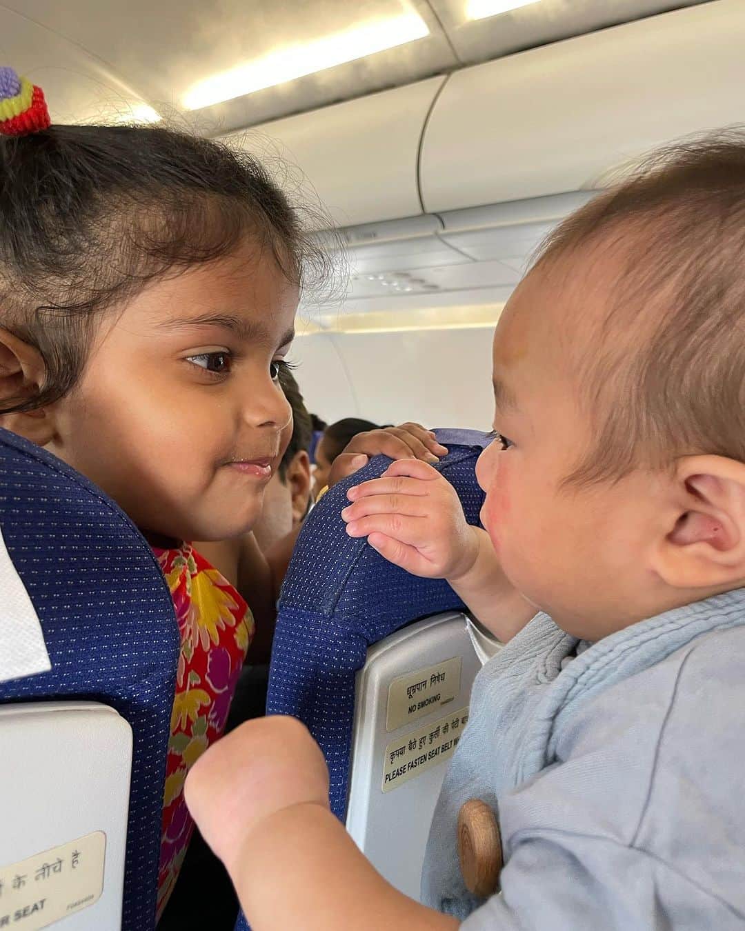 結子さんのインスタグラム写真 - (結子Instagram)「His first flight ✈️  生後6ヶ月、初めてのフライト、初めての旅行。 JALでは事前にコットを予約しておきます📞 離乳食も出てきて安心でした。 トイレにはおむつ替えスペースもあり(動画載せました) 事前に防音ヘッドフォンも買っていき、 離着陸ではミルク🍼 かれんもたくさん遊んでくれて楽しい旅路だったね✈️ インドの国内線ではベビーがたくさん乗っていて！賑やかな機内で、日本よりも気を使わないフライトでした。 インドの方もモルディブの方も機内でも外でもとてもフレンドリーで、抱っこしてくれたり遊んでくれたり、、素敵な国だなと改めて思いました🇮🇳 詳しくはYoutubeで編集中なのでそちらをみてね❤️‍🔥✈️✈️ #JAL#飛行機#赤ちゃん連れ旅行  #baby#インド#india」7月14日 12時28分 - yuiko_yyy