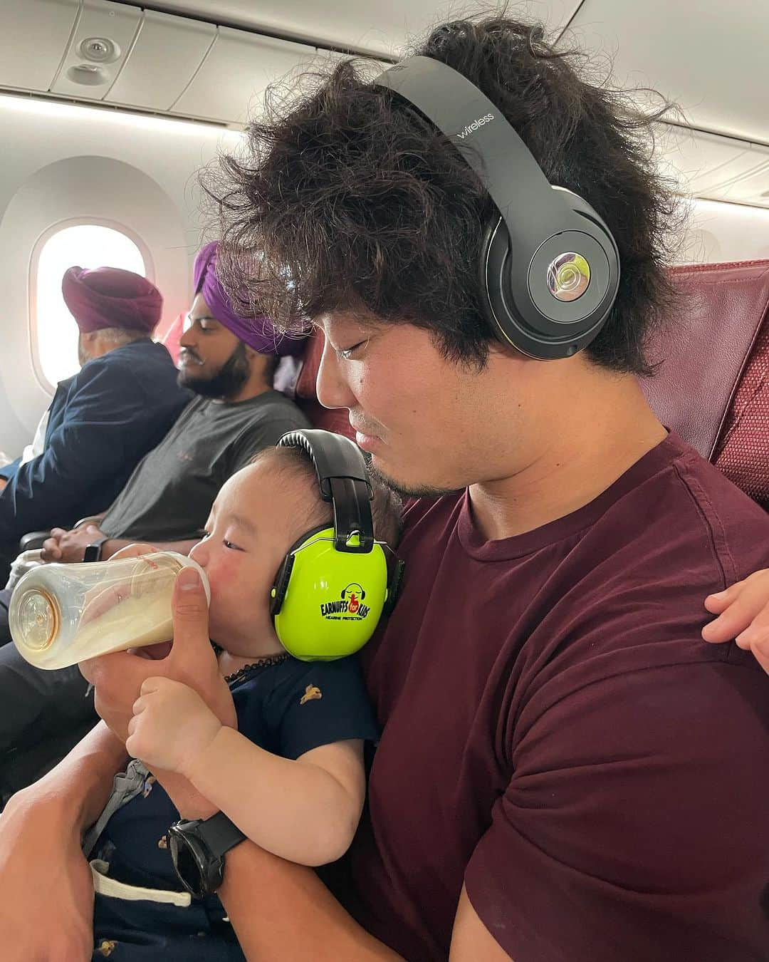 結子さんのインスタグラム写真 - (結子Instagram)「His first flight ✈️  生後6ヶ月、初めてのフライト、初めての旅行。 JALでは事前にコットを予約しておきます📞 離乳食も出てきて安心でした。 トイレにはおむつ替えスペースもあり(動画載せました) 事前に防音ヘッドフォンも買っていき、 離着陸ではミルク🍼 かれんもたくさん遊んでくれて楽しい旅路だったね✈️ インドの国内線ではベビーがたくさん乗っていて！賑やかな機内で、日本よりも気を使わないフライトでした。 インドの方もモルディブの方も機内でも外でもとてもフレンドリーで、抱っこしてくれたり遊んでくれたり、、素敵な国だなと改めて思いました🇮🇳 詳しくはYoutubeで編集中なのでそちらをみてね❤️‍🔥✈️✈️ #JAL#飛行機#赤ちゃん連れ旅行  #baby#インド#india」7月14日 12時28分 - yuiko_yyy