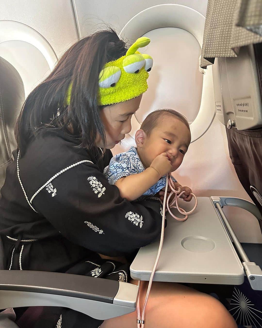 結子さんのインスタグラム写真 - (結子Instagram)「His first flight ✈️  生後6ヶ月、初めてのフライト、初めての旅行。 JALでは事前にコットを予約しておきます📞 離乳食も出てきて安心でした。 トイレにはおむつ替えスペースもあり(動画載せました) 事前に防音ヘッドフォンも買っていき、 離着陸ではミルク🍼 かれんもたくさん遊んでくれて楽しい旅路だったね✈️ インドの国内線ではベビーがたくさん乗っていて！賑やかな機内で、日本よりも気を使わないフライトでした。 インドの方もモルディブの方も機内でも外でもとてもフレンドリーで、抱っこしてくれたり遊んでくれたり、、素敵な国だなと改めて思いました🇮🇳 詳しくはYoutubeで編集中なのでそちらをみてね❤️‍🔥✈️✈️ #JAL#飛行機#赤ちゃん連れ旅行  #baby#インド#india」7月14日 12時28分 - yuiko_yyy