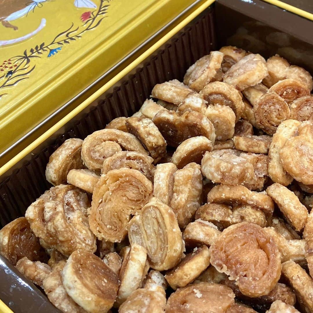 daimarusapporoさんのインスタグラム写真 - (daimarusapporoInstagram)「おしゃれパッケージの幸せスイーツ🥰 地1階 ほっぺタウンの期間限定ショップをご紹介🌻  🐈〈#リビエール〉1-5枚目 ネコの缶がとってもキュート！な兵庫県の洋菓子屋さん。 小さなパイのお菓子「パルミエ・クッキー」、さくさくのクッキーサンド「マノン」、薄くて繊細なクッキー「ラングドシャ」の3種類が登場しました😳 一口サイズの楽しいお菓子は、普段のおやつにもお土産にもおすすめです。 ※7/18(火)まで  🎂〈#TRUFFLEBAKE〉6-10枚目 新感覚、トリュフスイーツの専門店！ カラフルなチェックのパッケージが素敵なスイーツが並びます。 トリュフの風味を堪能できる、甘くてしょっぱいやみつきスイーツです❤ ※7/20(木)まで  どちらのショップも、すてきなデザインのパッケージと美味しいスイーツがとっても魅力的。 ぜひ店頭でご覧ください🌞  #大丸札幌 #お取り寄せスイーツ #お菓子缶 #スイーツ缶 #札幌スイーツ #ラングドシャ #トリュフスイーツ #手土産スイーツ #自分へのご褒美」7月14日 12時34分 - daimarusapporo
