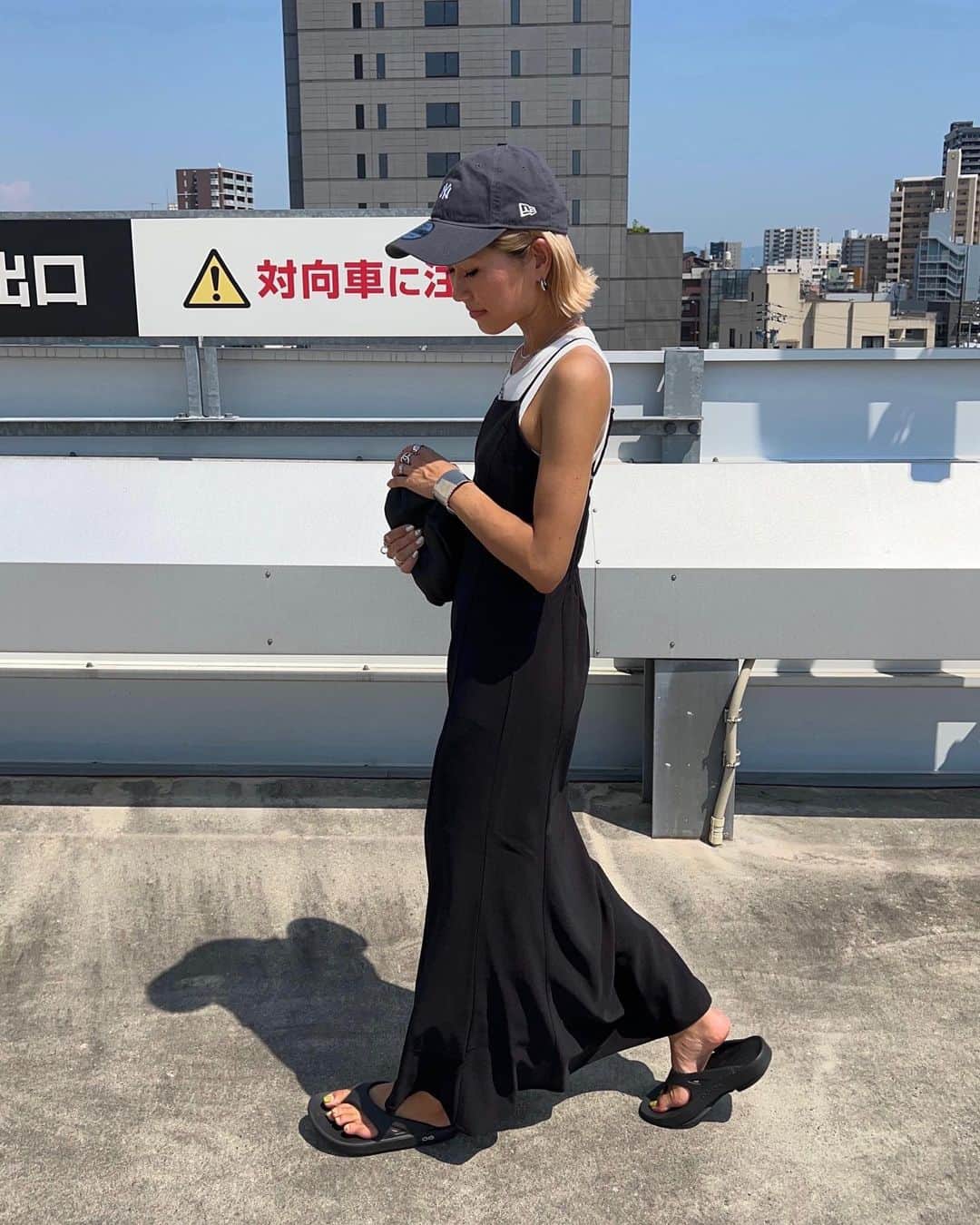 annaのインスタグラム：「.  ずっと挑戦してみたかった マーメイドワンピ🖤🖤 あれ？意外にイケるじゃん😏✌️(自分で言うなw  思ったより可愛くなりすぎないし いつも着る感じより スタイルUP効果あるー👏 で、このキャップ最近被りすぎ🧢笑  @riberry.official の プチプチワンピでした👗  #プチプラコーデ#プチプラ#ワンピース#ロングワンピ#マーメイドワンピ#トレンドコーデ#モノトーンコーデ#モノトーン#キャップコーデ#キャップ#大人カジュアル#オトナカジュアル#カジュアル#カジュアルコーデ#riberry#riberry_snap #リベリー#158cmコーデ#骨格ナチュラル#きょこ」