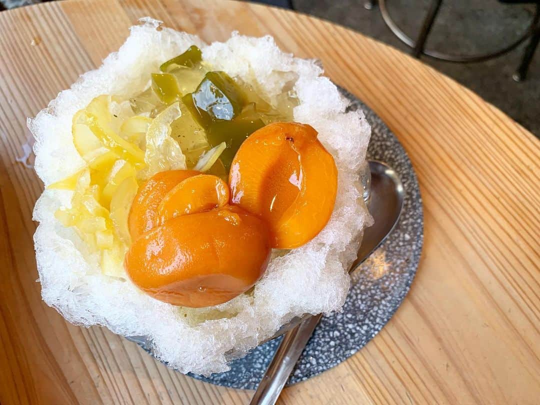 原田麻子のインスタグラム：「煎茶にあんず  レモンピールも入ってるの！ 食べたい！と思ってまだあった！嬉しい。  大きなハーコットのコンポートにさっぱり煎茶and煎茶ゼリー、ほろ苦いレモンピール大好き。  外でちょっと待つ時期に… 少しの間でも汗が噴き出る。 美味しくクールダウンできました  #かき氷#かき氷🍧#おやつ#ごはん#sweets#shaveice#東京かき氷」