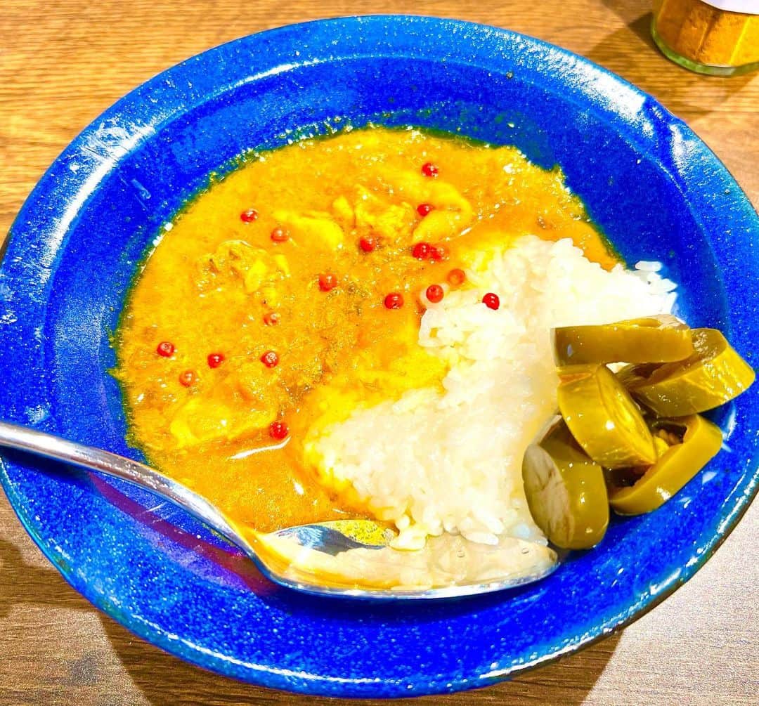 松尾貴史さんのインスタグラム写真 - (松尾貴史Instagram)「富士吉田の「糸力」さんの冷凍カレーを湯煎して朝ごはん。  美味いのです。 ピンクペッパーとハラペーニョは私が乗せました。  #糸力カリー　#富士山　##curry #咖哩 #カレー #spice #スパイス」7月14日 12時40分 - kitsch.matsuo