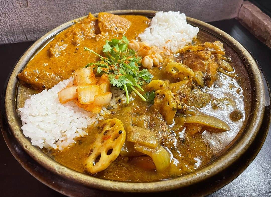 アヤメのインスタグラム：「Curry Friday🍛 @spicepost 運よくすんなり入れまして実に5年ぶりでした😋ここは美味しすぎ🤤 #スパイスポスト#spicepost #代々木八幡ランチ #カレー曜日 #aroundayamestudio #lovelycolorfood #奥渋 #代々木八幡グルメ #富ヶ谷 #mimet #代々木公園カフェ #代々木八幡」