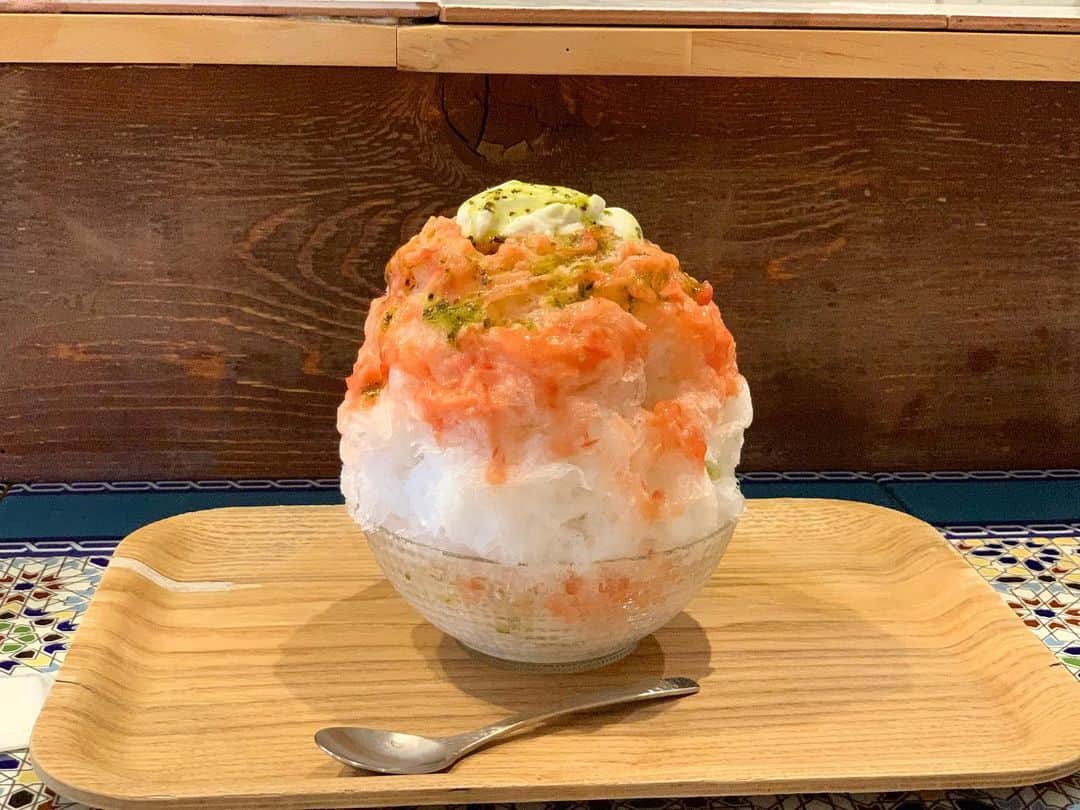 原田麻子のインスタグラム：「トマトバジルゴルゴンゾーラ  暑すぎてブヒブヒしながらも 暑すぎるが故に食べた氷が蒸発してるのかすぐまた氷を欲する  予約できると安心派  お食事系はあまり得意じゃないけどトマトとバジルは大好物  さらにゴルゴーン  とっても食べやすい仕上がりだった  ゴルゴンゾーラもそこまでクセなくすっきり。美味しかったー  #かき氷#かき氷🍧#おやつ#ごはん#sweets#shaveice#東京かき氷」