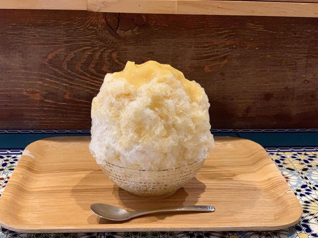 原田麻子さんのインスタグラム写真 - (原田麻子Instagram)「夏レモンとジャスミン  選べるベースにジャスミンがあったので即決。 ほろ苦いレモンはピールごと煮たタイプのとろとろ！たまらない美味しさ。そこに軽いジャスミンシロップでさわやかー、リピートしたい。  #かき氷#かき氷🍧#おやつ#ごはん#sweets#shaveice#東京かき氷」7月14日 12時49分 - achakoko