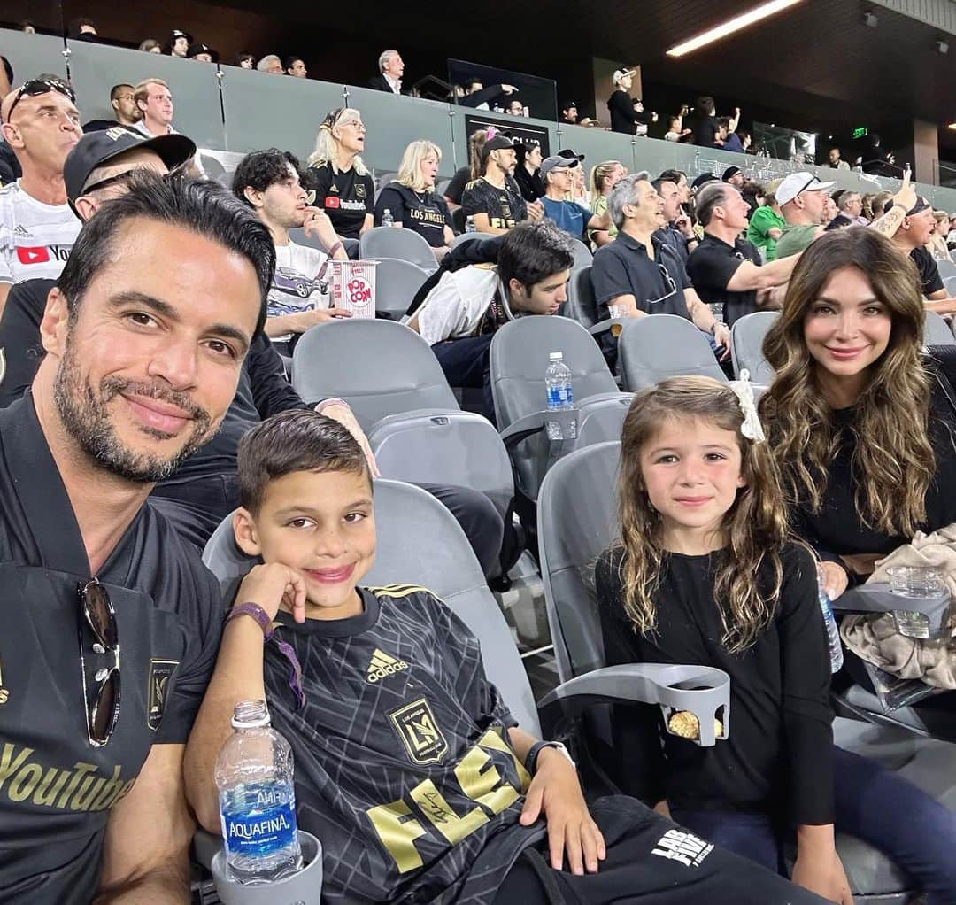 マット・セデーニョのインスタグラム：「Good to be back home! Amazing energy always watching #lafc defend title in LA 💥💪🏽 #familia #soccer」