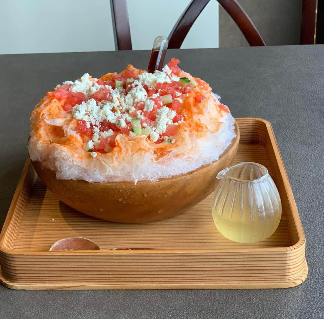 原田麻子さんのインスタグラム写真 - (原田麻子Instagram)「すいかのガスパチョ  なにこれ天才なの…？ 綺麗なお花畑やん…  さっぱりしたガスパチョソースに 細かくカットしたきゅうり、トマトの食感が楽しい！ 別添えのバルサミコとトマトウォーターは早めにかけて満遍なく完成された美味しさを楽しむ…  #かき氷#かき氷🍧#おやつ#ごはん#sweets#shaveice#東京かき氷」7月14日 12時51分 - achakoko