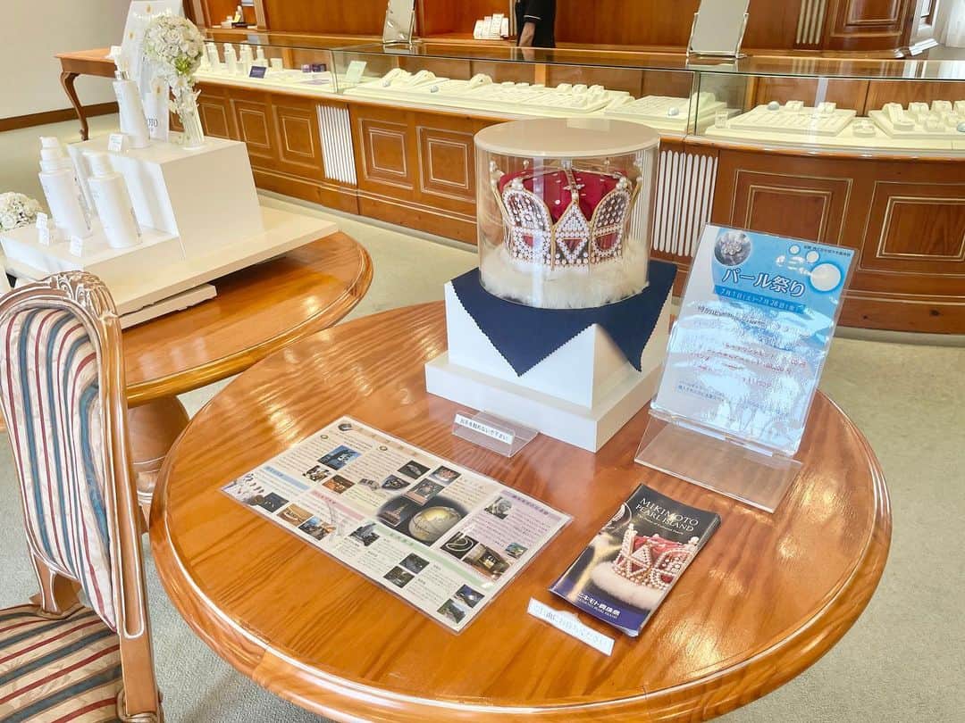 尾崎ななみさんのインスタグラム写真 - (尾崎ななみInstagram)「#三重　#志摩市  @shima.spain.village マヨール広場にあるパールギャラリー「マルガリタ」  　 こちらでは、世界ブランドMIKIMOTO、ミキモト真珠島オリジナルジュエリーを販売しています✧︎*。  ㅤㅤㅤㅤㅤㅤㅤㅤㅤㅤㅤㅤㅤ 7/28までのパール祭り開催中、ミキモト真珠島で展示している王冠のレプリカを実際に装着できる体験があるとの事で見に行ってきました！！  ㅤㅤㅤㅤㅤㅤㅤㅤㅤㅤㅤ じーちゃん、王冠フィットしすぎて🤣 「王様みたいですね〜」と言ってもらえてて、笑った。 似合ってる！  ㅤㅤㅤㅤㅤㅤㅤㅤㅤㅤㅤㅤㅤ あと、1600年頃にスペインで発見された真珠付きの聖母マリア様もご覧いただけます。 す、すごい…  ㅤㅤㅤㅤㅤㅤㅤㅤㅤㅤㅤㅤㅤ マルガリタで３万円以上の真珠製品をご購入されたお客様には、 #志摩スペイン村 のパスポート（大人5,400円）をプレゼントと、お得なキャンペーンもありますよ！  特別企画なので、是非お立ち寄りください♬  ㅤㅤㅤㅤㅤㅤㅤㅤㅤ  ㅤㅤㅤㅤㅤㅤㅤㅤㅤㅤㅤㅤㅤ  ㅤㅤㅤㅤㅤㅤㅤㅤㅤ  ㅤㅤㅤㅤㅤㅤㅤㅤㅤ #三重#伊勢志摩#志摩#スペイン村#パルケエスパーニャ#ミキモト#ミキモト真珠島#あこや真珠#伊勢志摩アンバサダー#尾崎ななみ#73mie」7月14日 12時56分 - nanami_ozaki_73
