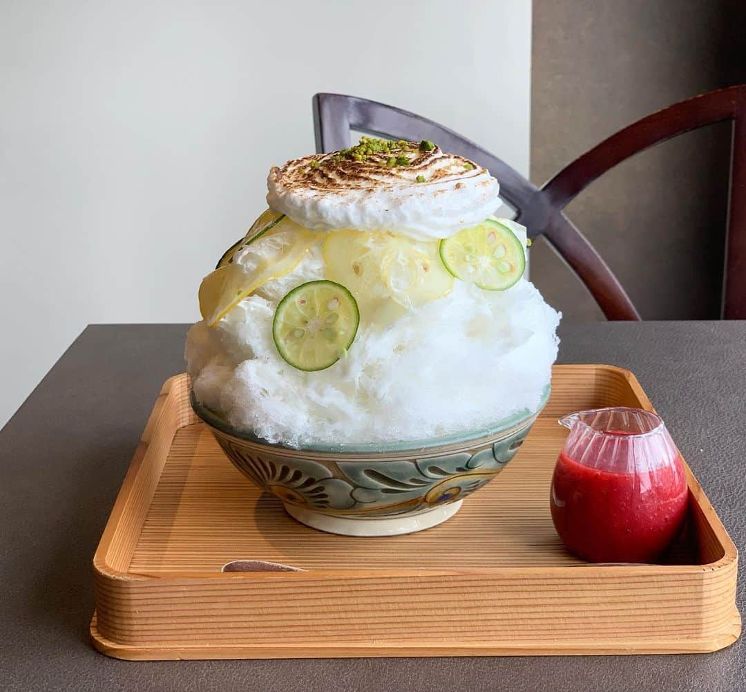 原田麻子のインスタグラム：「ete  マイヤーレモンに酢橘、濃ミルク。 に ふわふわの卵白焼いた系のメレンゲがおいしー！  プラムの別添えも、こゆかわ！  #かき氷#かき氷🍧#おやつ#ごはん#sweets#shaveice#東京かき氷」