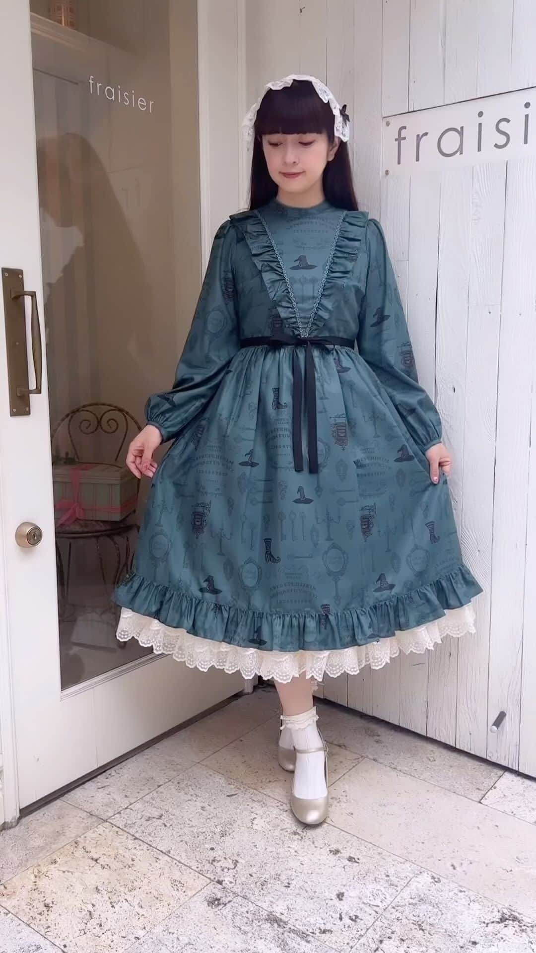 のインスタグラム：「🖤Melody BasKetさん新作🖤 🧙‍♀️Magical Fortuneシリーズ🧙‍♀  ハロウィンやクリスマスでも着れたり、テーマパークに来ていきたくなるシリーズですね🖤 もう秋冬もの💕 ケープ風なワンピースは今までMelody BasKetさんにあまりなかったデザインでとてもカワイイです🖤」