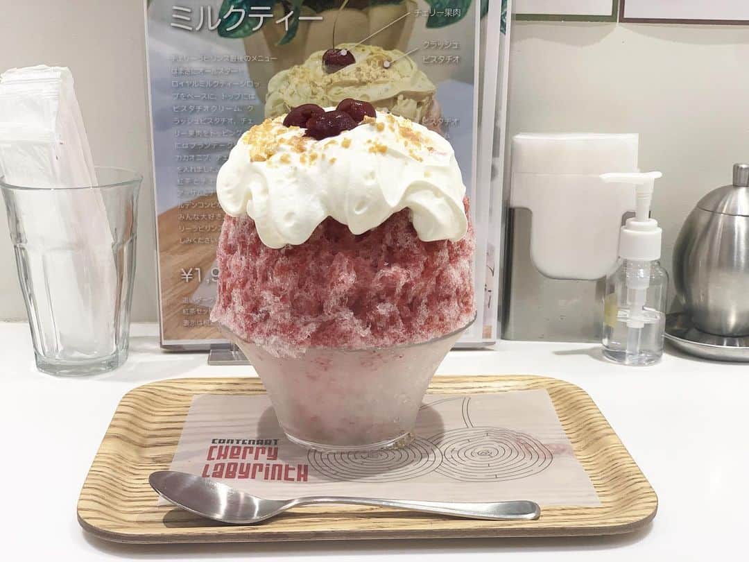 原田麻子のインスタグラム：「ローテグリッツェ  終了してしまう前になんとか滑り込み！  はぁーもうこの紅茶が大好きすぎる…  チェリーとの相性も抜群よな  #かき氷#かき氷🍧#おやつ#ごはん#sweets#shaveice#東京かき氷」
