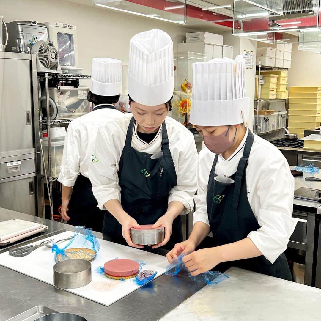 福岡キャリナリー製菓調理専門学校 さんのインスタグラム写真 - (福岡キャリナリー製菓調理専門学校 Instagram)「【石川雅也シェフによる特別講義👨‍🍳】  昨日、パティシエの2年生を対象にフリーラスパティシエの石川雅也シェフによる特別講義が行われました✨  石川先生は、ホテルや個人店、フランスでの研修を重ね、姉妹校の大阪キャリナリー製菓調理専門学校（現大阪農業園芸・食テクノロジー専門学校）で長年講師を務められたあと、「S.coeur」を立ち上げ現在は、お菓子教室や専門学校講師、プライベートレッスン、商品開発、イベントなど幅広く活躍されています💁🏻‍♀️  スイーツについての知識などはもちろん、商品開発のコツや、パティシエとして働いていくにあたって大切なことなど貴重なお話を聞くことができました😊 最前線で活躍する先生から上達するための秘訣を直接聞くことができるのは成長のための大きな糧になりますね👩‍🍳👨‍🍳🌟  石川先生ありがとうございました！🤝✨  #福岡ホテルウェディングアンド製菓調理専門学校 #福岡キャリナリー#パティシエ#特別講義#アントルメ#scoeur #パティシエになりたい#パティシエの卵#パティシエになるには#パティシエ専門学校#福岡パティシエ専門学校#福岡製菓専門学校#製菓#製菓専門学校#製菓学生#製菓学生と繋がりたい #製菓学生の記録#お菓子作り好きな人と繋がりたい #お菓子づくり #ケーキ#ケーキづくり #ケーキ屋 #ケーキ屋さん」7月14日 13時01分 - fculinary