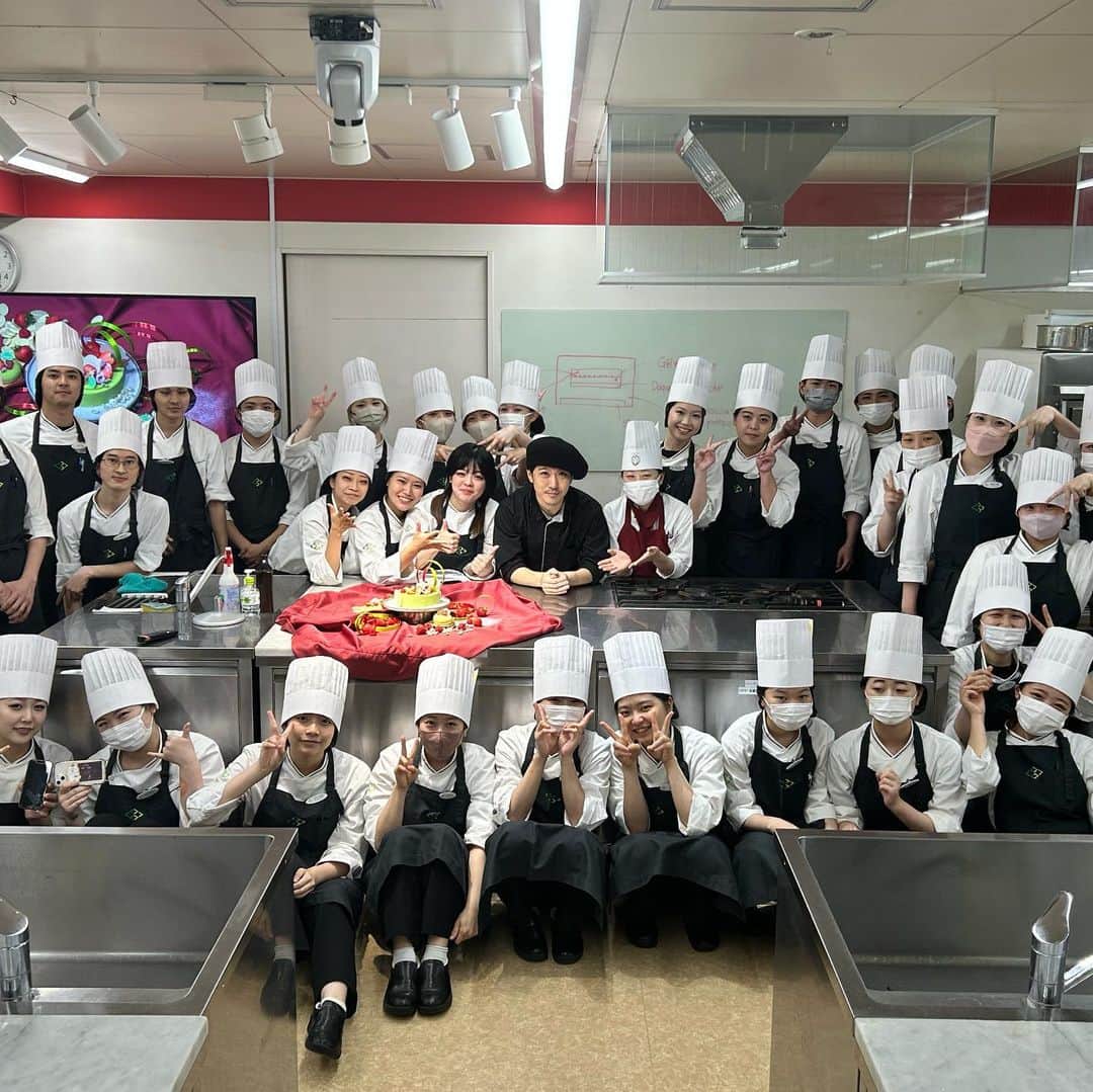 福岡キャリナリー製菓調理専門学校 さんのインスタグラム写真 - (福岡キャリナリー製菓調理専門学校 Instagram)「【石川雅也シェフによる特別講義👨‍🍳】  昨日、パティシエの2年生を対象にフリーラスパティシエの石川雅也シェフによる特別講義が行われました✨  石川先生は、ホテルや個人店、フランスでの研修を重ね、姉妹校の大阪キャリナリー製菓調理専門学校（現大阪農業園芸・食テクノロジー専門学校）で長年講師を務められたあと、「S.coeur」を立ち上げ現在は、お菓子教室や専門学校講師、プライベートレッスン、商品開発、イベントなど幅広く活躍されています💁🏻‍♀️  スイーツについての知識などはもちろん、商品開発のコツや、パティシエとして働いていくにあたって大切なことなど貴重なお話を聞くことができました😊 最前線で活躍する先生から上達するための秘訣を直接聞くことができるのは成長のための大きな糧になりますね👩‍🍳👨‍🍳🌟  石川先生ありがとうございました！🤝✨  #福岡ホテルウェディングアンド製菓調理専門学校 #福岡キャリナリー#パティシエ#特別講義#アントルメ#scoeur #パティシエになりたい#パティシエの卵#パティシエになるには#パティシエ専門学校#福岡パティシエ専門学校#福岡製菓専門学校#製菓#製菓専門学校#製菓学生#製菓学生と繋がりたい #製菓学生の記録#お菓子作り好きな人と繋がりたい #お菓子づくり #ケーキ#ケーキづくり #ケーキ屋 #ケーキ屋さん」7月14日 13時01分 - fculinary