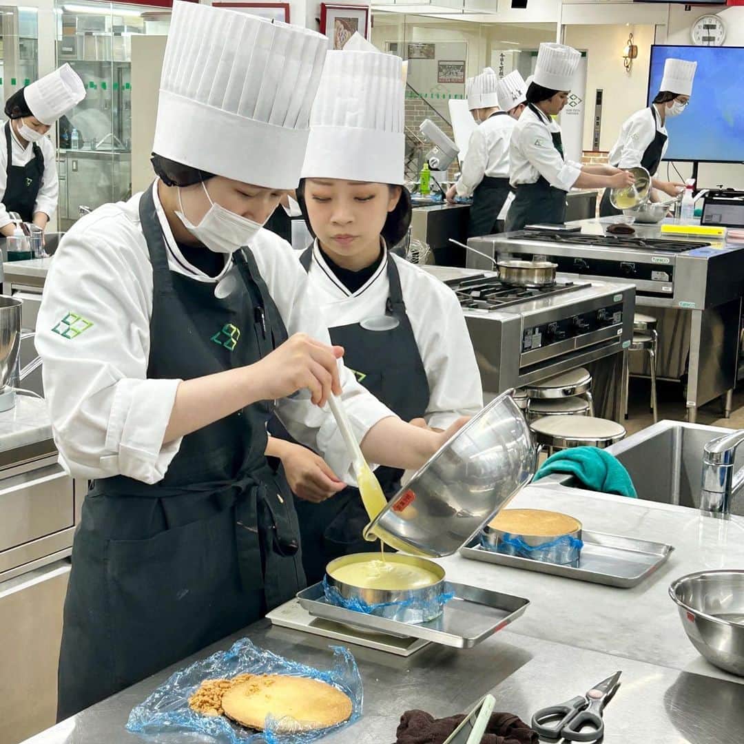 福岡キャリナリー製菓調理専門学校 さんのインスタグラム写真 - (福岡キャリナリー製菓調理専門学校 Instagram)「【石川雅也シェフによる特別講義👨‍🍳】  昨日、パティシエの2年生を対象にフリーラスパティシエの石川雅也シェフによる特別講義が行われました✨  石川先生は、ホテルや個人店、フランスでの研修を重ね、姉妹校の大阪キャリナリー製菓調理専門学校（現大阪農業園芸・食テクノロジー専門学校）で長年講師を務められたあと、「S.coeur」を立ち上げ現在は、お菓子教室や専門学校講師、プライベートレッスン、商品開発、イベントなど幅広く活躍されています💁🏻‍♀️  スイーツについての知識などはもちろん、商品開発のコツや、パティシエとして働いていくにあたって大切なことなど貴重なお話を聞くことができました😊 最前線で活躍する先生から上達するための秘訣を直接聞くことができるのは成長のための大きな糧になりますね👩‍🍳👨‍🍳🌟  石川先生ありがとうございました！🤝✨  #福岡ホテルウェディングアンド製菓調理専門学校 #福岡キャリナリー#パティシエ#特別講義#アントルメ#scoeur #パティシエになりたい#パティシエの卵#パティシエになるには#パティシエ専門学校#福岡パティシエ専門学校#福岡製菓専門学校#製菓#製菓専門学校#製菓学生#製菓学生と繋がりたい #製菓学生の記録#お菓子作り好きな人と繋がりたい #お菓子づくり #ケーキ#ケーキづくり #ケーキ屋 #ケーキ屋さん」7月14日 13時01分 - fculinary
