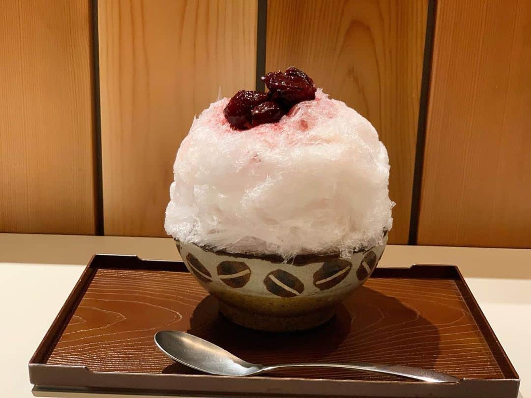 原田麻子のインスタグラム：「スタッフが削ってくれた さくらんぼ蜜とアメチェコンポート  形はキレイ、あとすこし！」