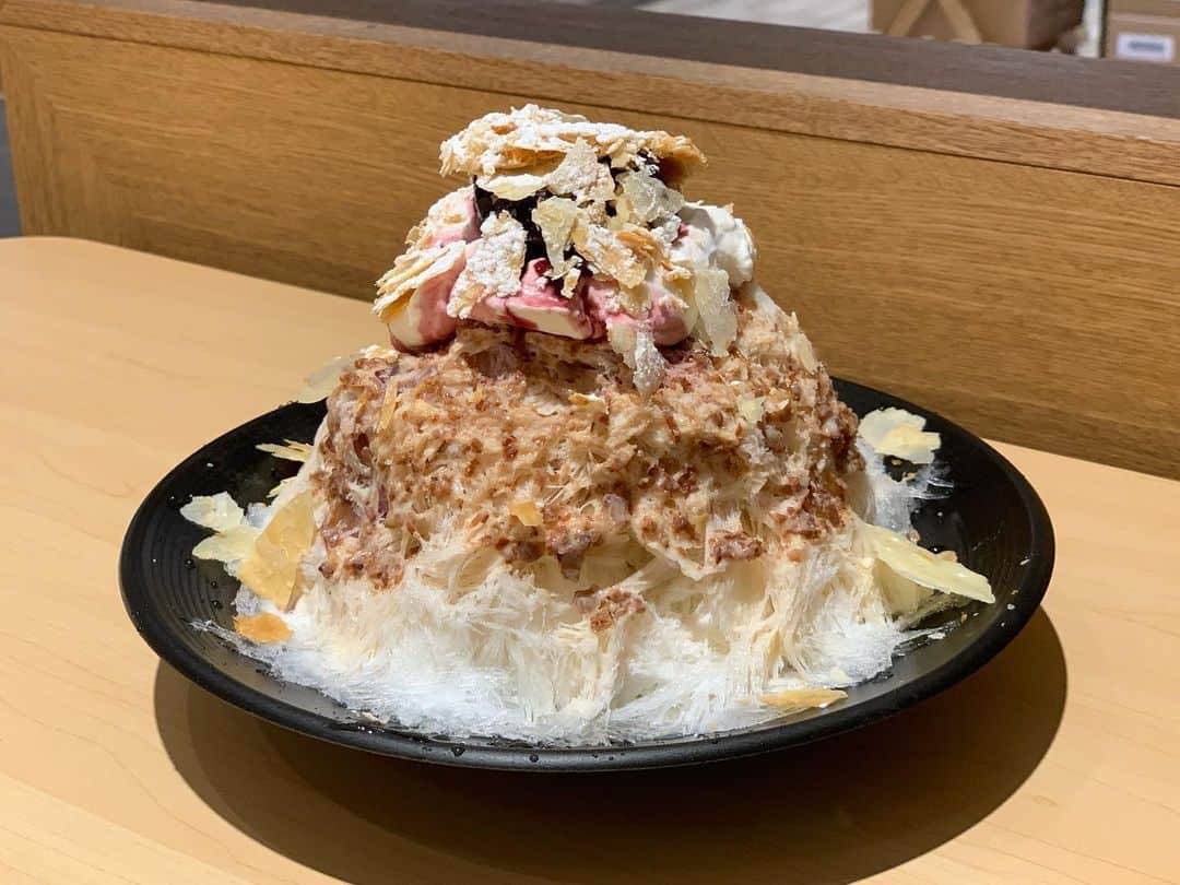 原田麻子のインスタグラム：「ラム&チェリー  くもとゆきbyクラフトカフェ  浦和パルコ催事初日。 この前の大宮といいそちら方面にお出かけするタイミングが良く、 駅近なのもあってサッと寄れるのが嬉しい。  ラムレーズンミルクとサクサクパイ、アメリカンチェリーの間違い無い組み合わせ！  後半にバジルレモンって見ちゃったからまた行かなければー  #かき氷#かき氷🍧#おやつ#ごはん#sweets#shaveice#埼玉かき氷」